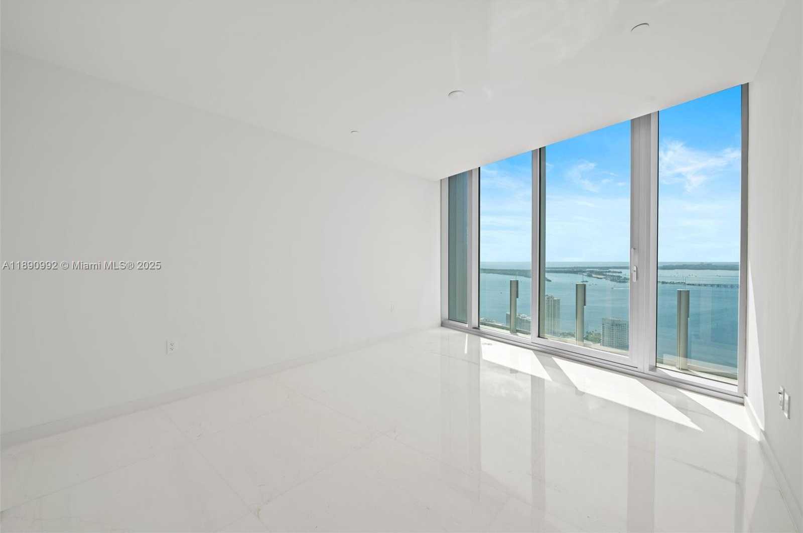 Small Image of 300 BISCAYNE BOULEVARD WAY #5207W, Miami Number 18