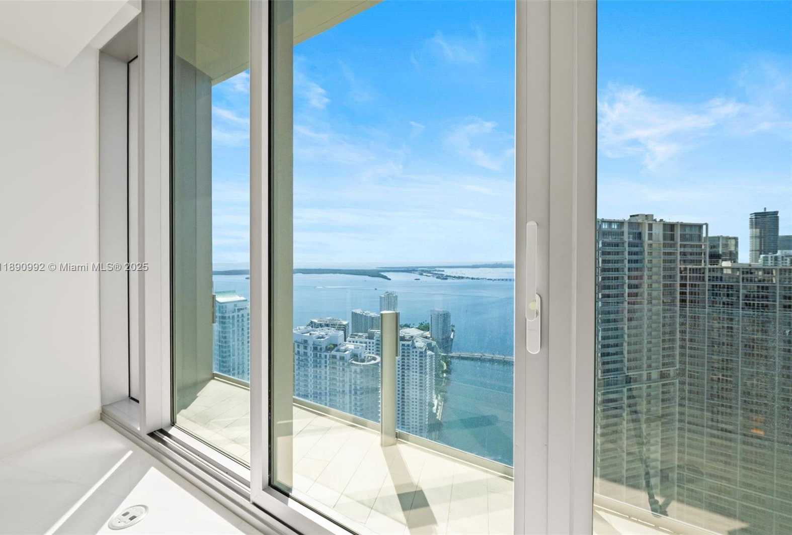 Small Image of 300 BISCAYNE BOULEVARD WAY #5207W, Miami Number 19