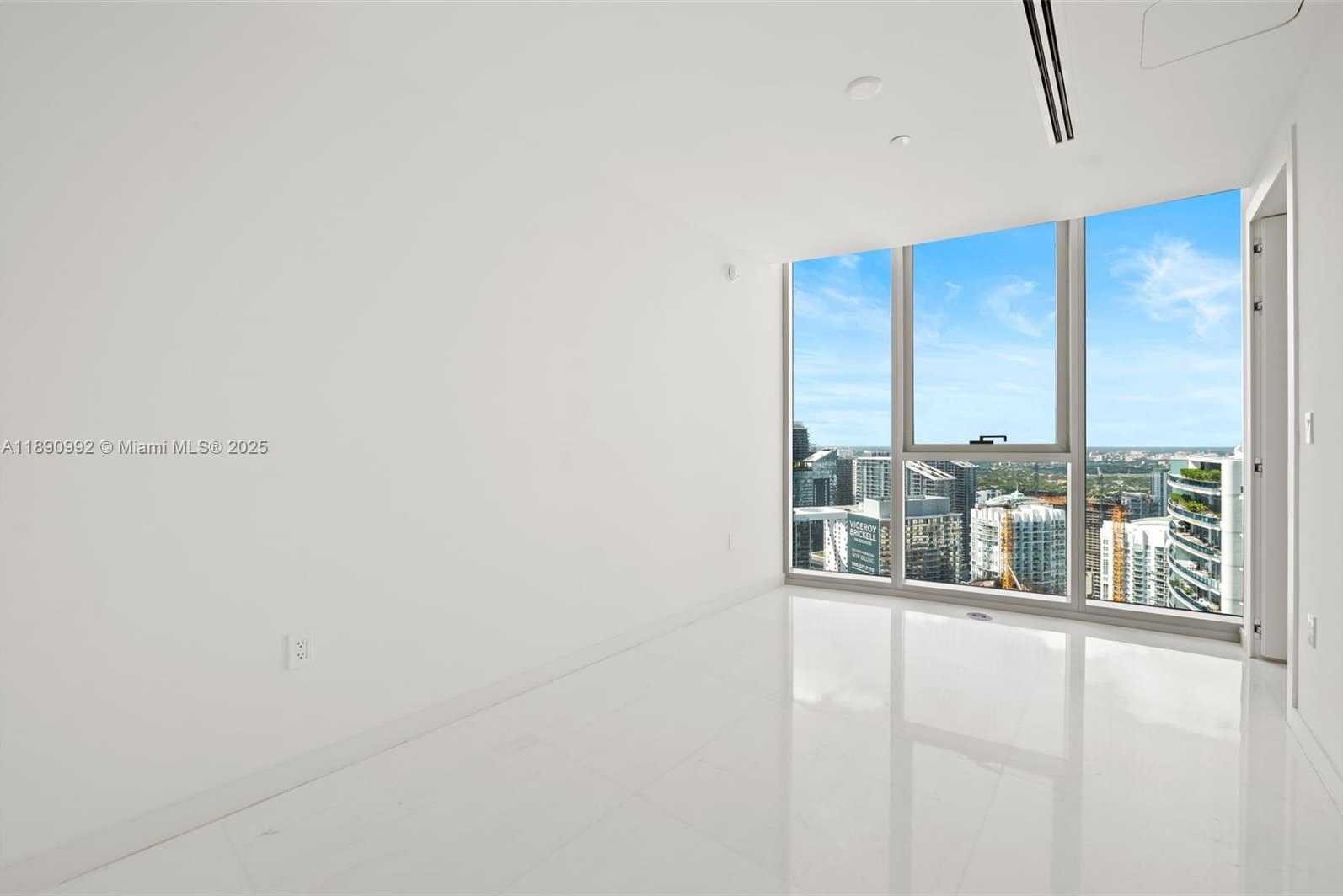 Small Image of 300 BISCAYNE BOULEVARD WAY #5207W, Miami Number 24