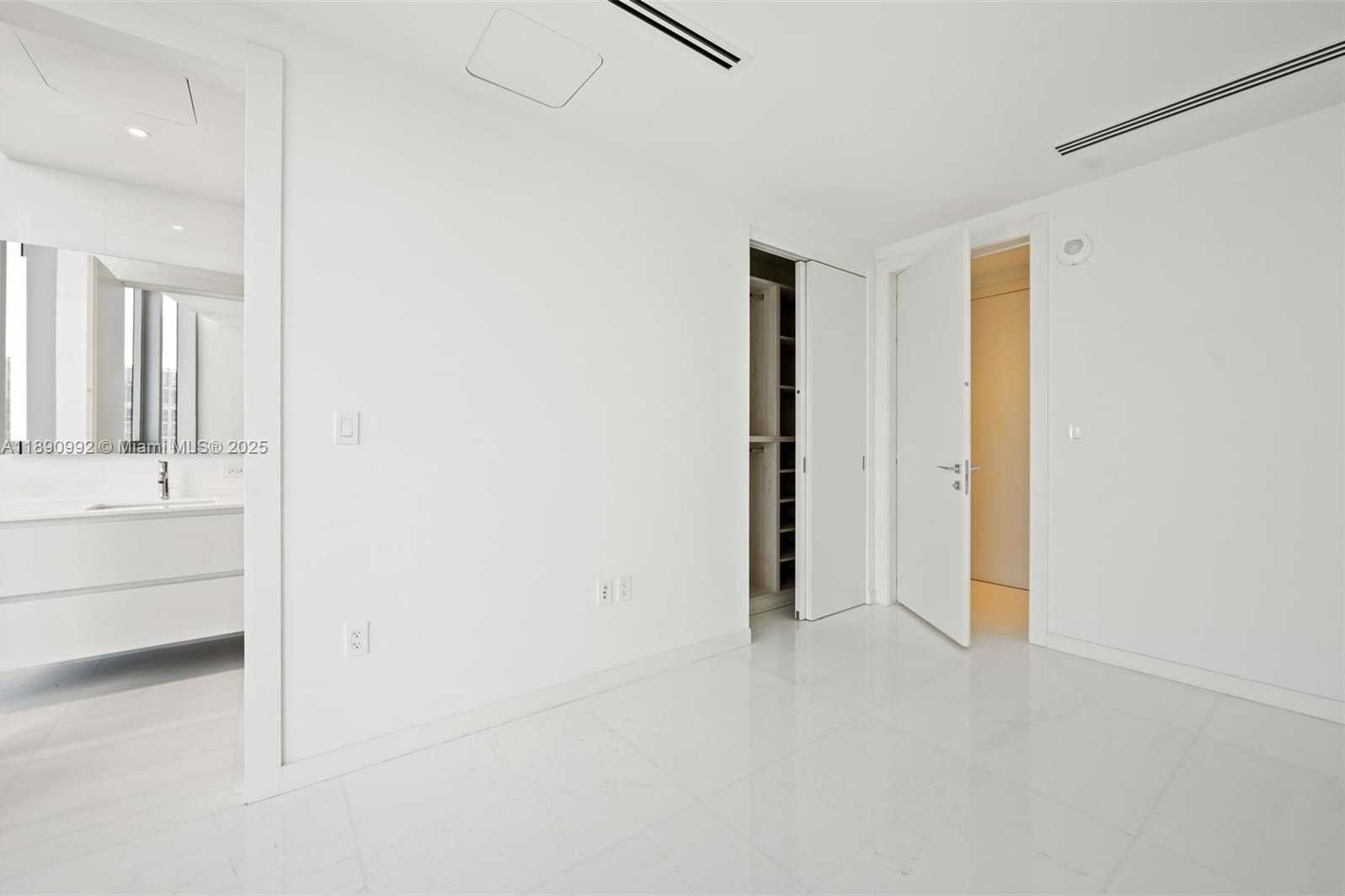 Small Image of 300 BISCAYNE BOULEVARD WAY #5207W, Miami Number 25