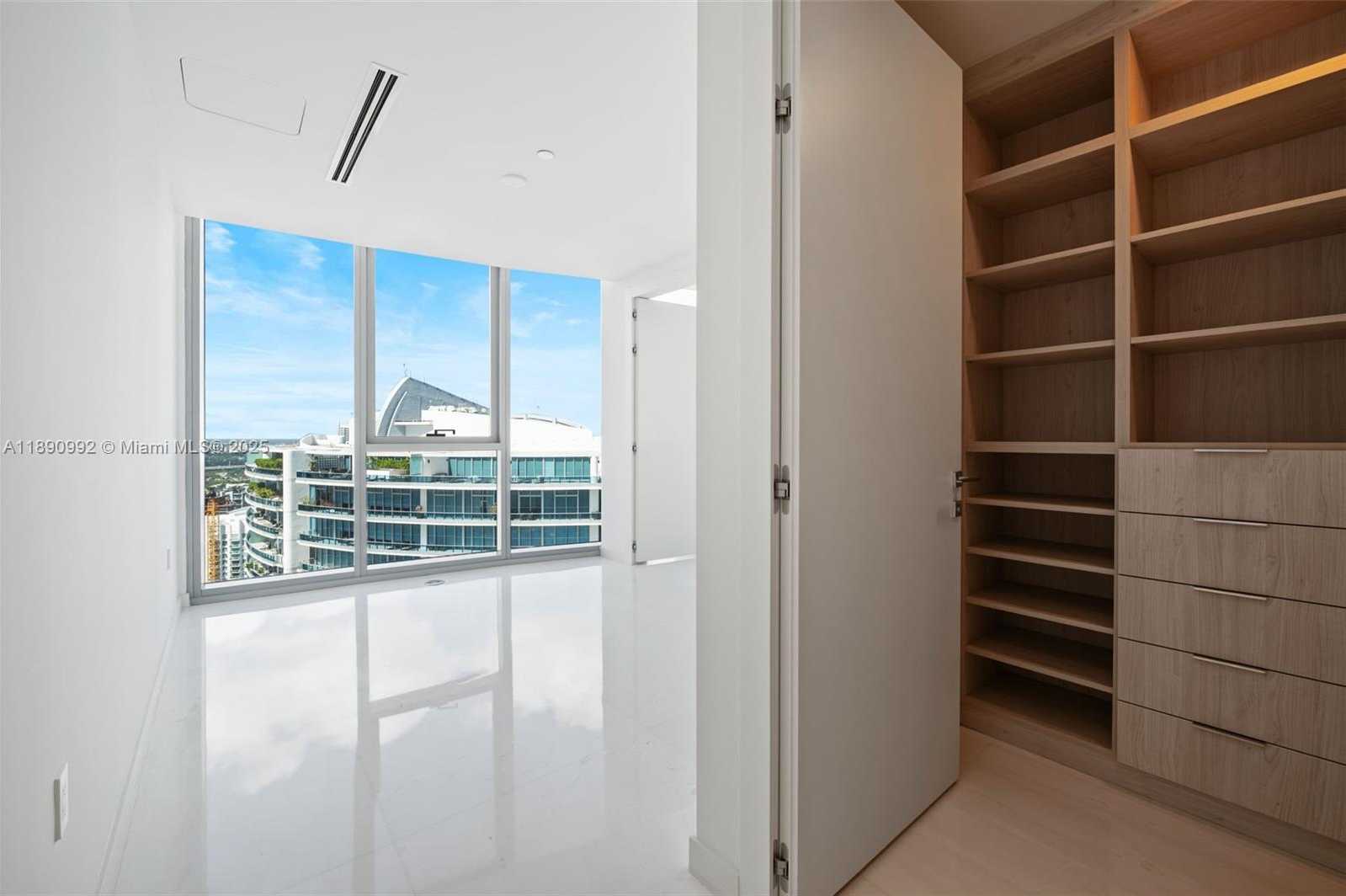 Small Image of 300 BISCAYNE BOULEVARD WAY #5207W, Miami Number 27