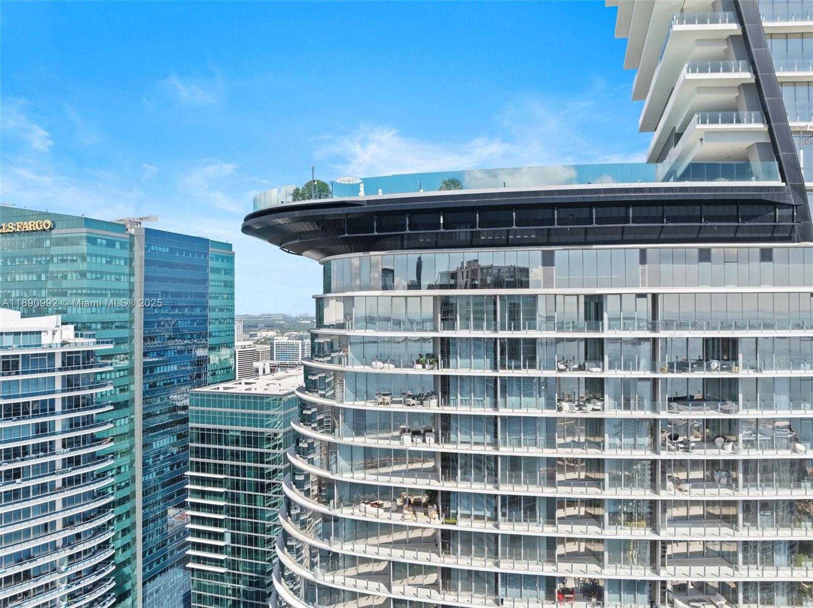 Small Image of 300 BISCAYNE BOULEVARD WAY #5207W, Miami Number 4