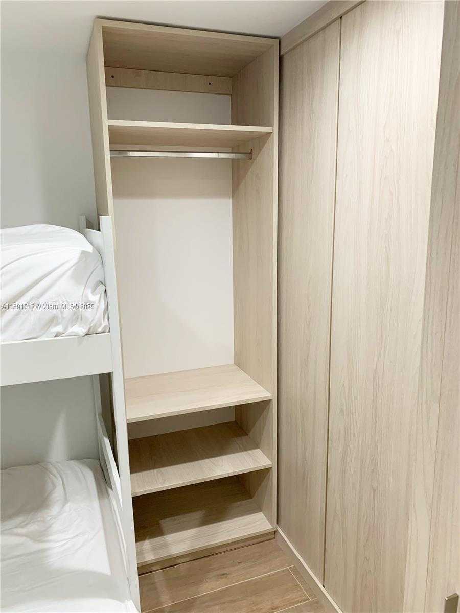 Small Image of 16385 BISCAYNE BLVD #2420, North Miami Beach Number 16