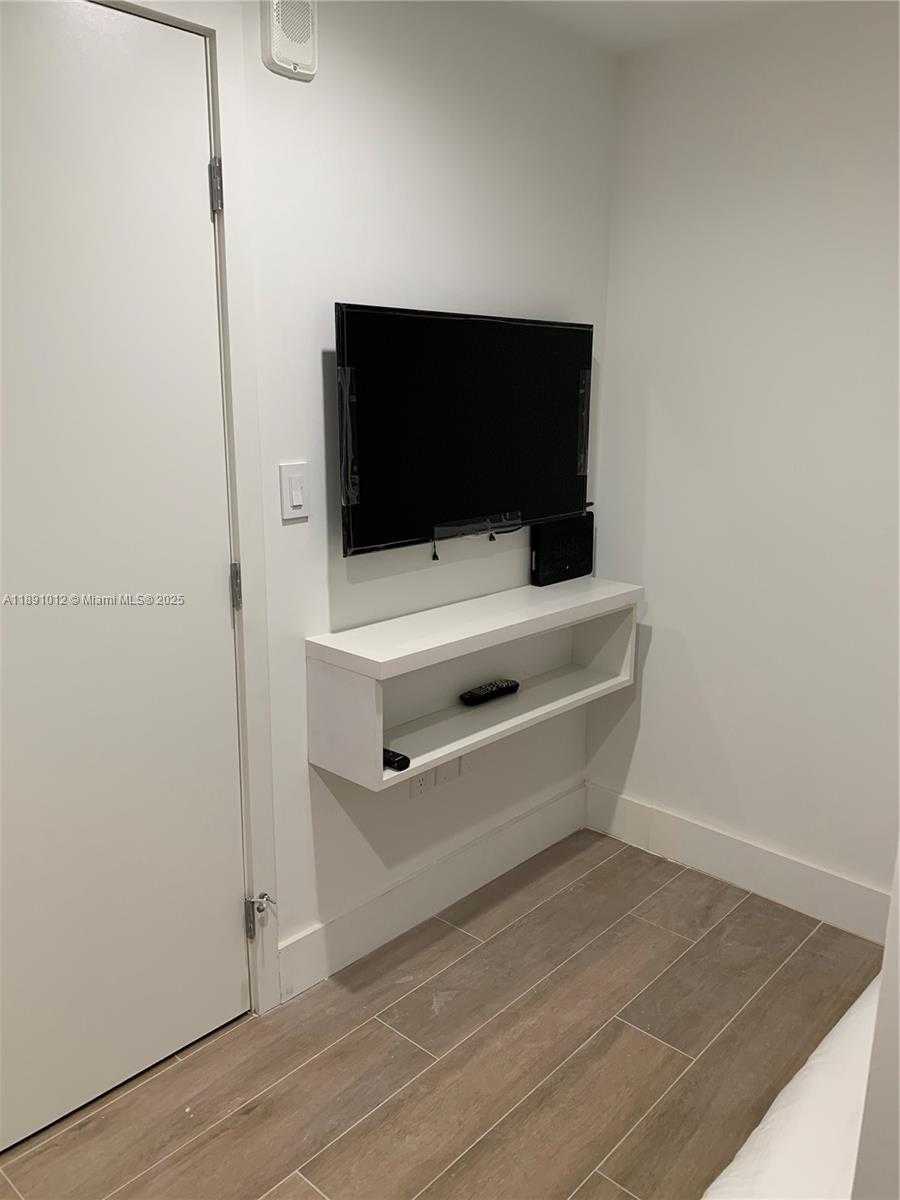 Small Image of 16385 BISCAYNE BLVD #2420, North Miami Beach Number 17