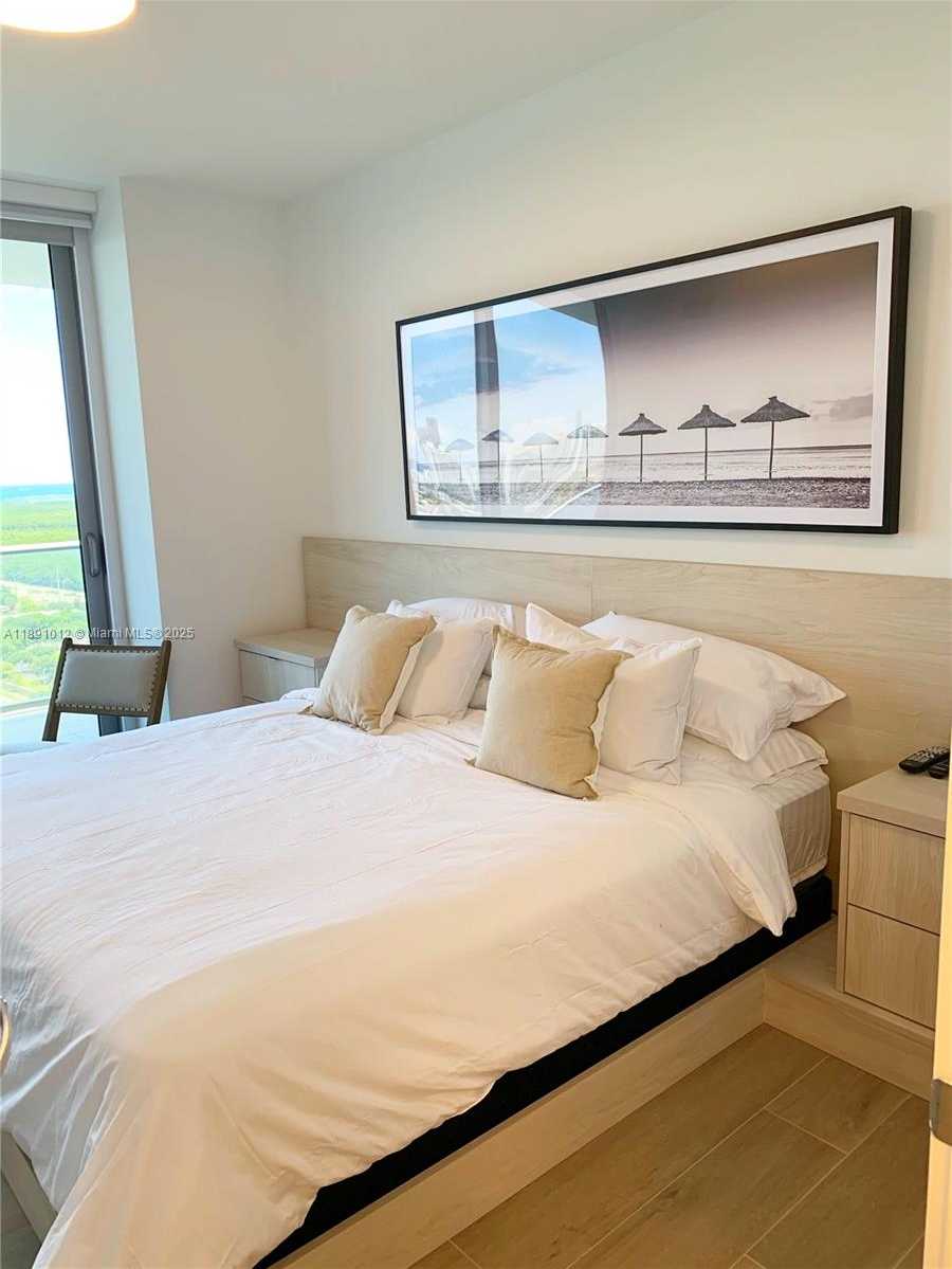 Small Image of 16385 BISCAYNE BLVD #2420, North Miami Beach Number 25