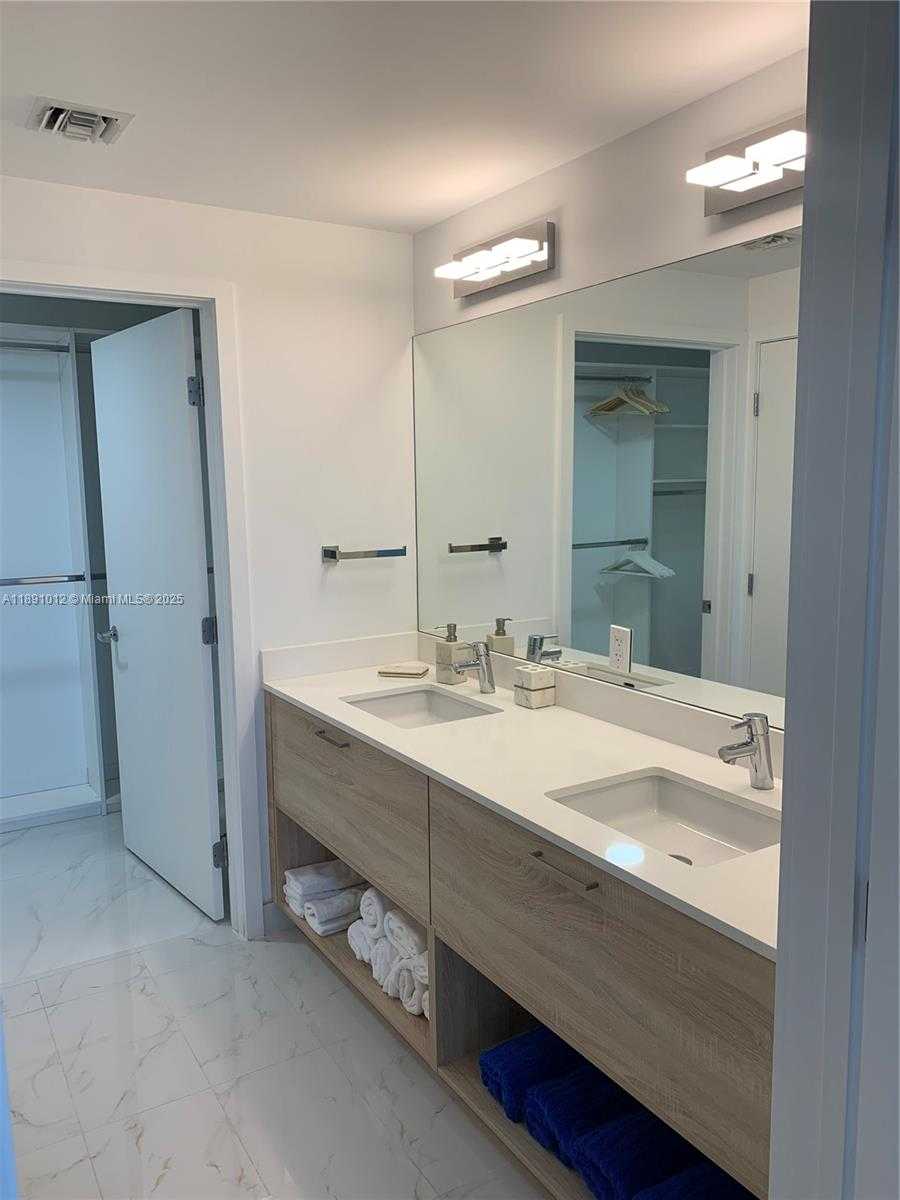 Small Image of 16385 BISCAYNE BLVD #2420, North Miami Beach Number 26