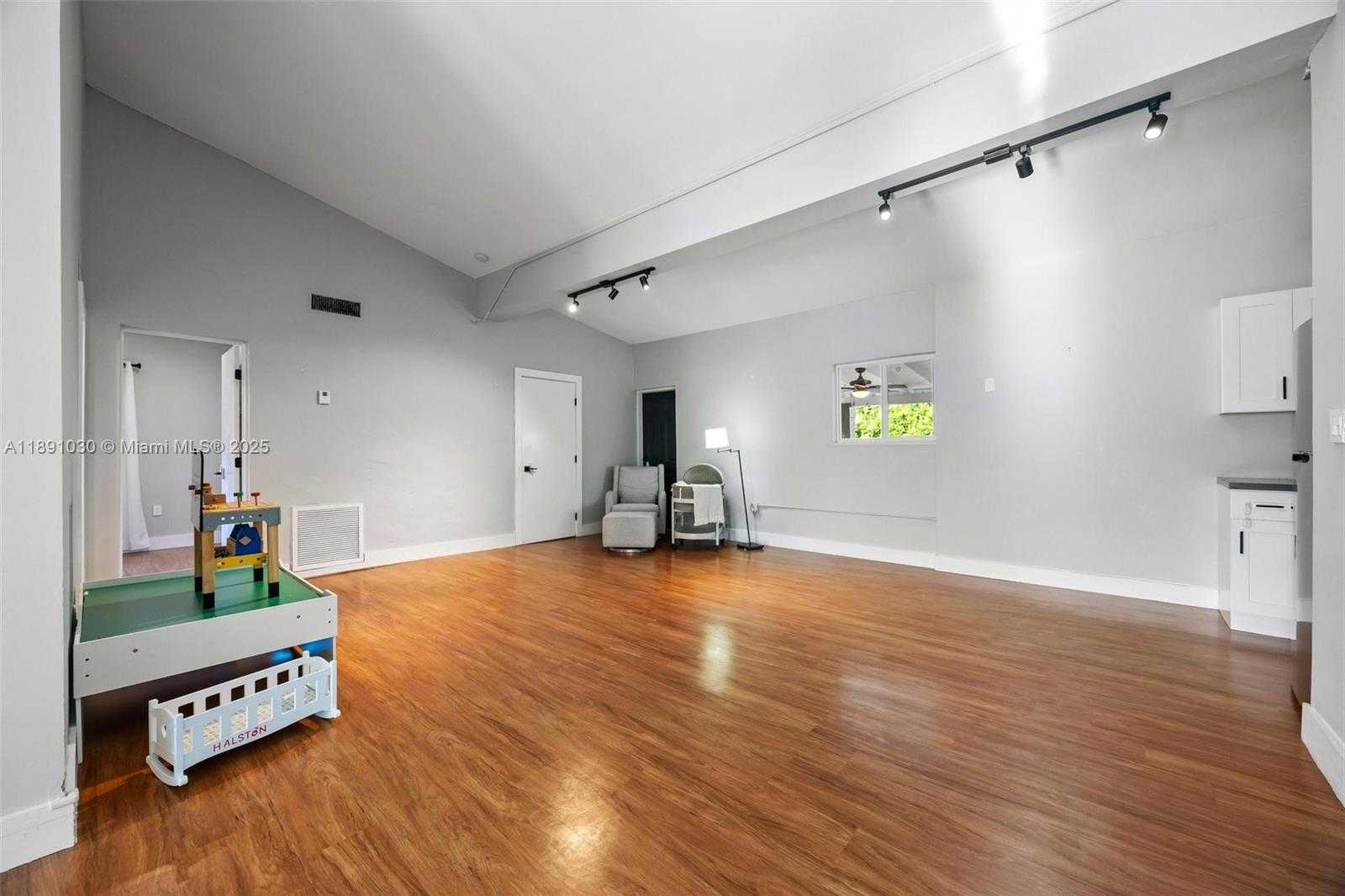Small Image of 1651 SOUTH WEST 13TH AVE #na, Miami Number 60