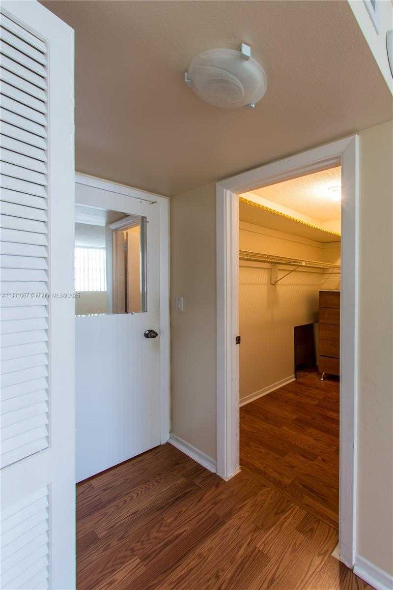 Small Image of 1833 SOUTH OCEAN DR #906, Hallandale Beach Number 18