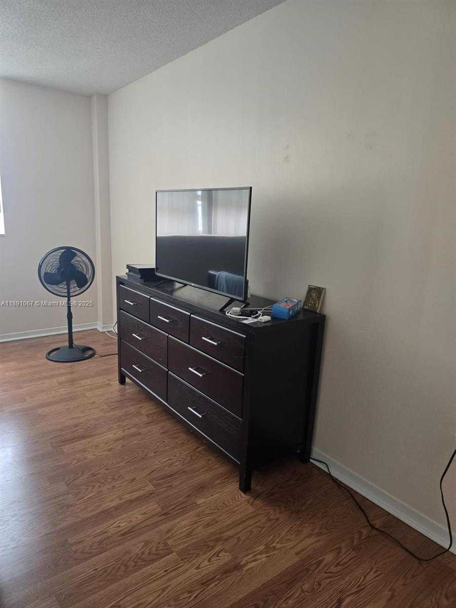 Small Image of 1833 SOUTH OCEAN DR #906, Hallandale Beach Number 28