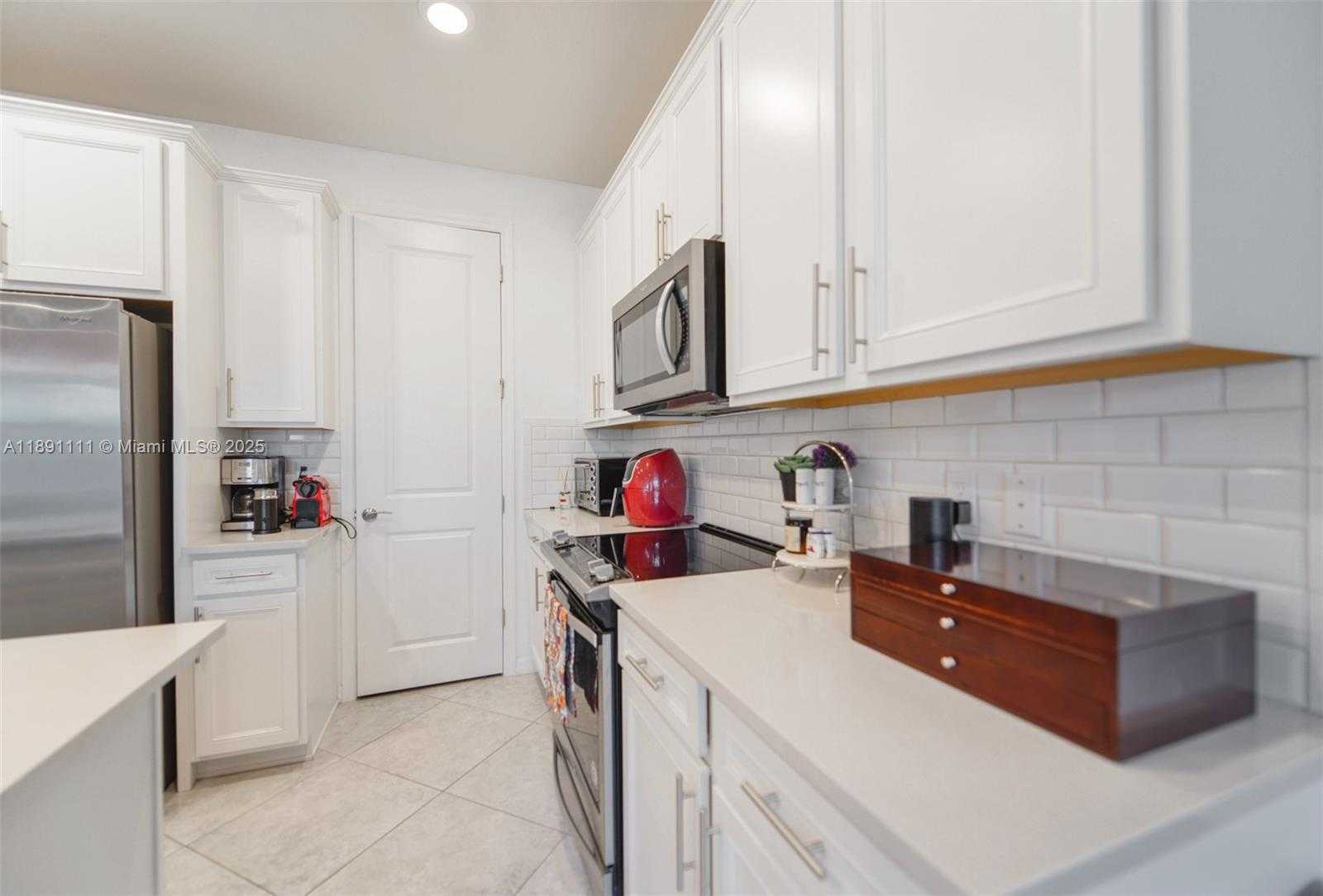 Small Image of 4735 EUCALYPTUS DR, Hollywood Number 12