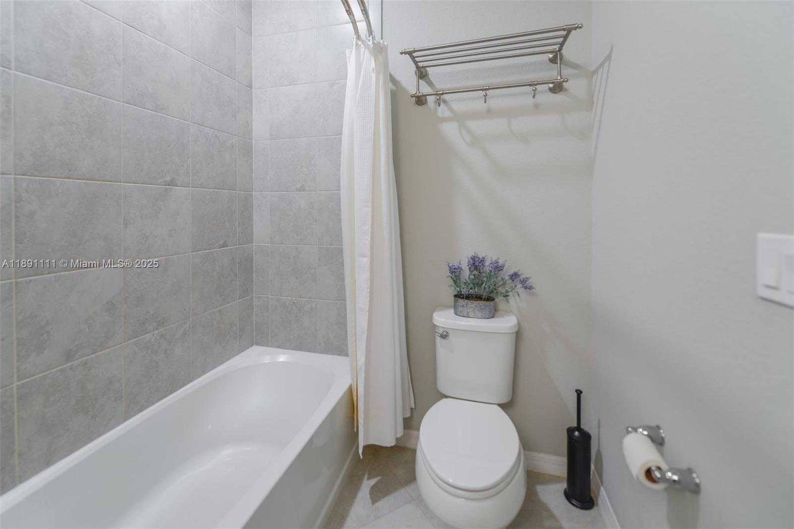 Small Image of 4735 EUCALYPTUS DR, Hollywood Number 35