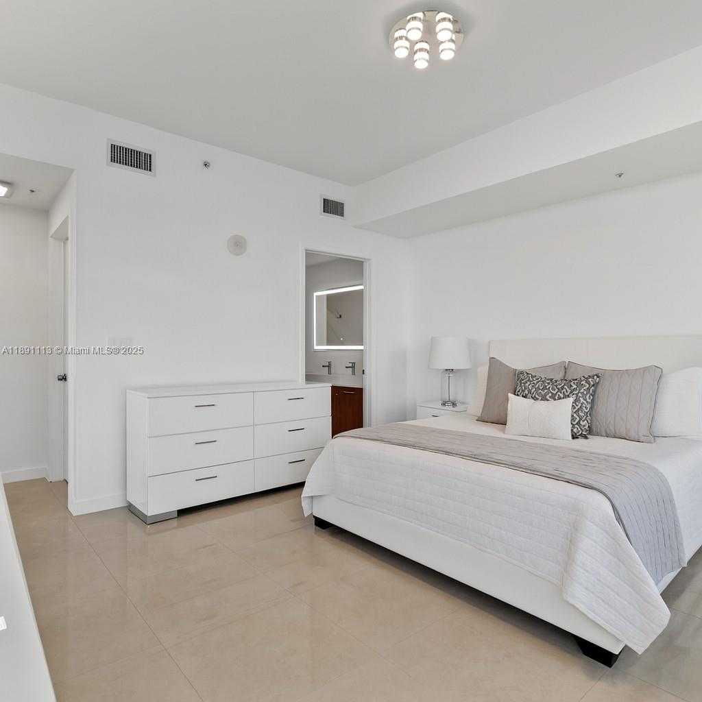 Small Image of 3301 NORTH EAST 1ST AVE #H1801, Miami Number 5