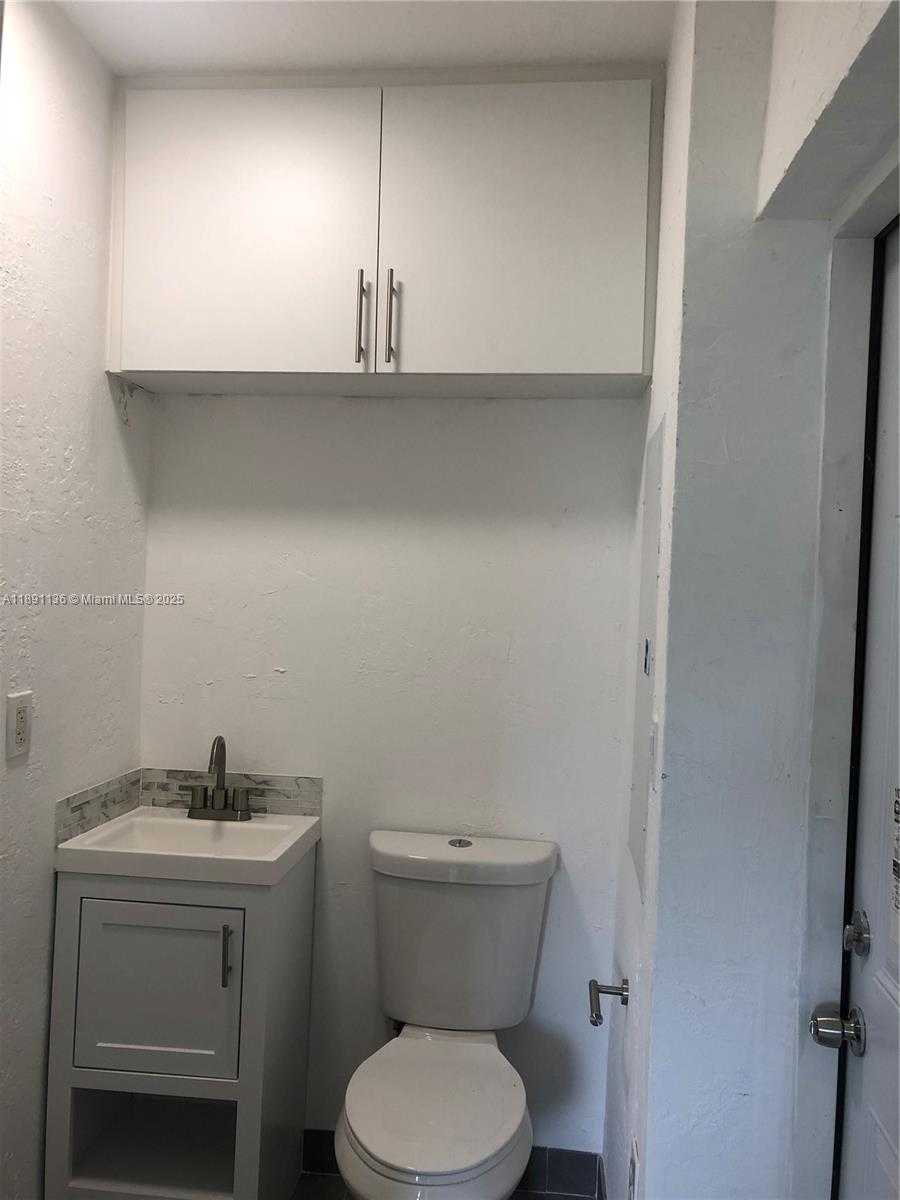 Small Image of 1571 NORTH EAST 176TH ST, North Miami Beach Number 9