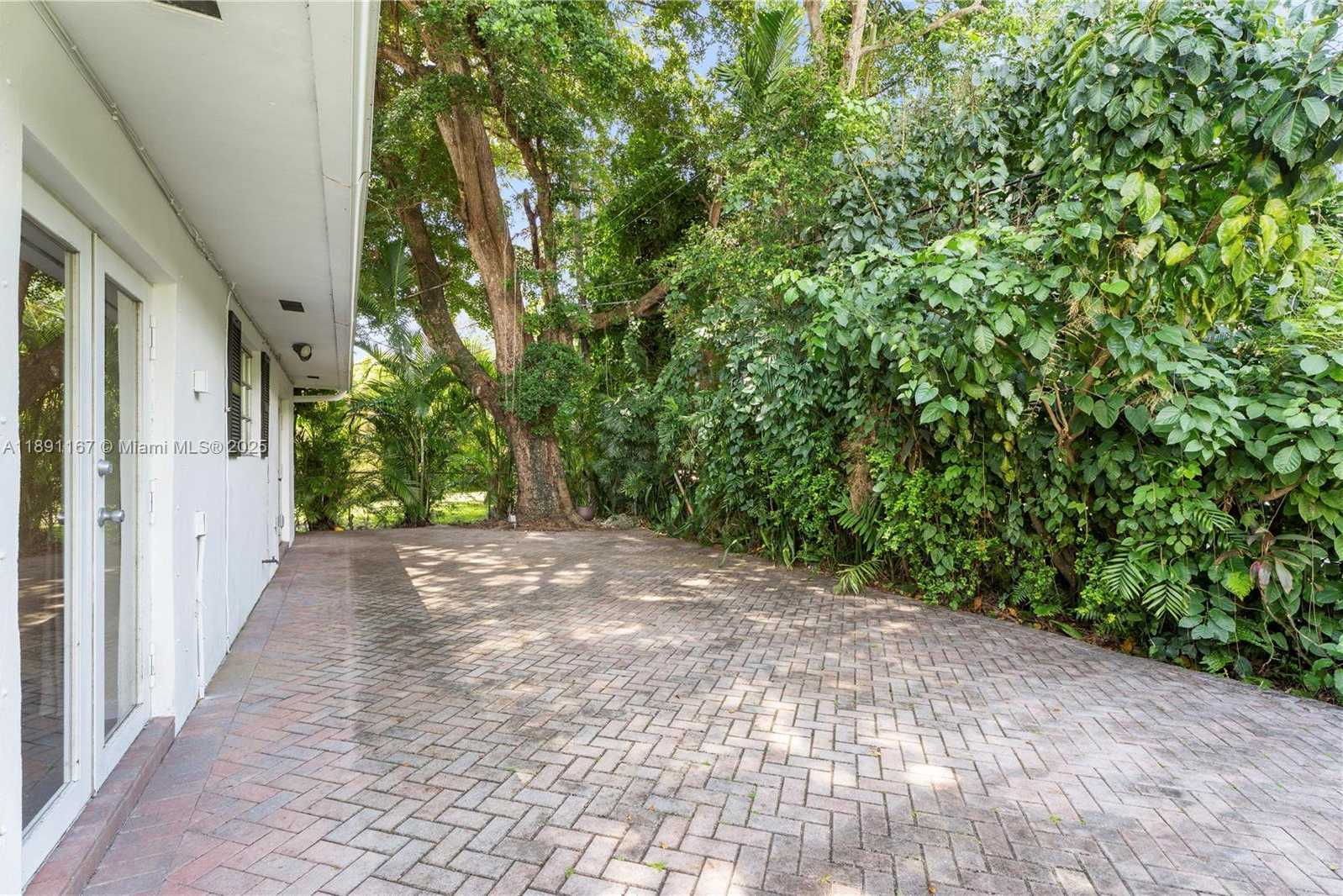 Small Image of 5520 SAN VICENTE ST, Coral Gables Number 3