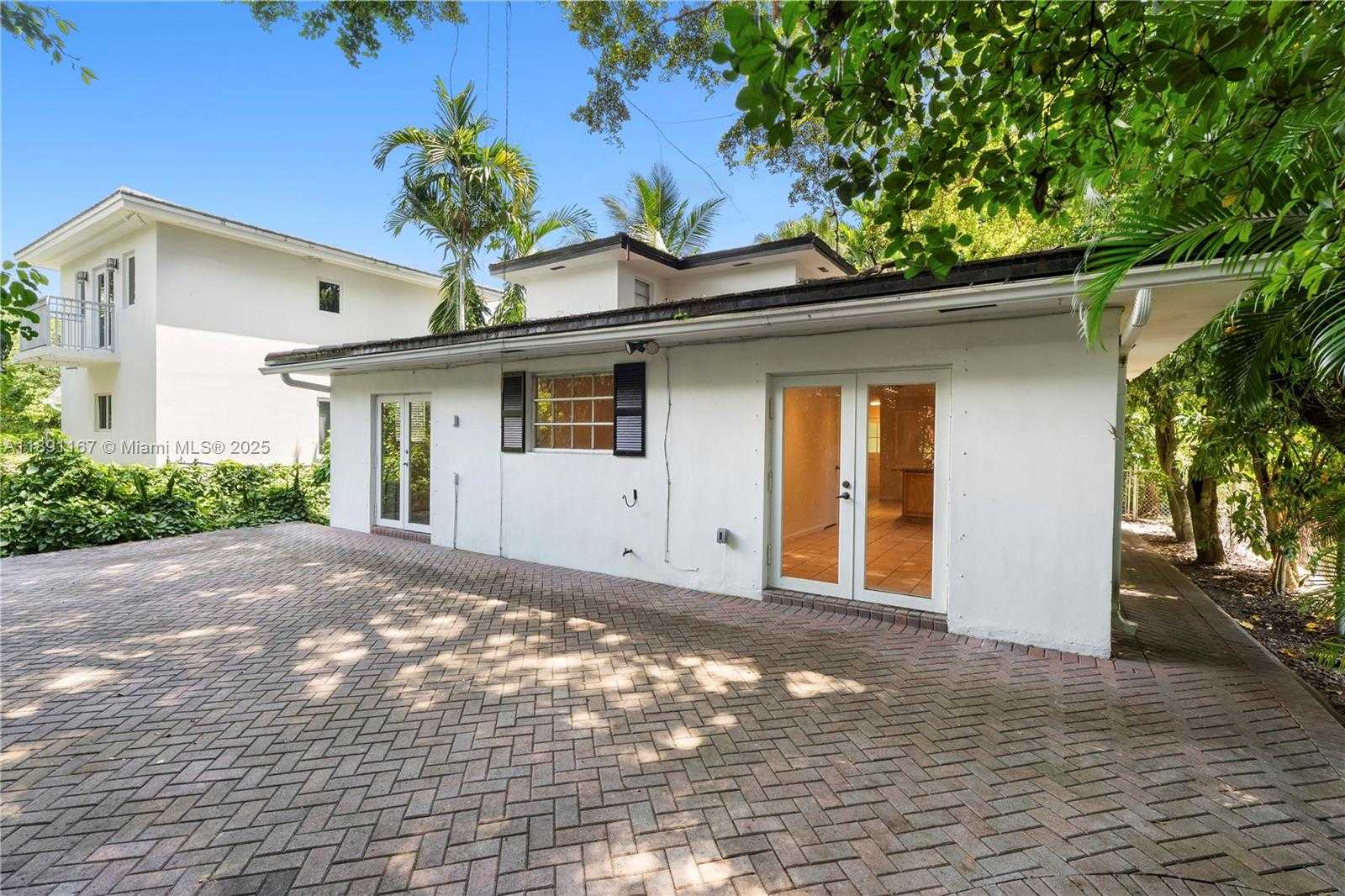 Small Image of 5520 SAN VICENTE ST, Coral Gables Number 4