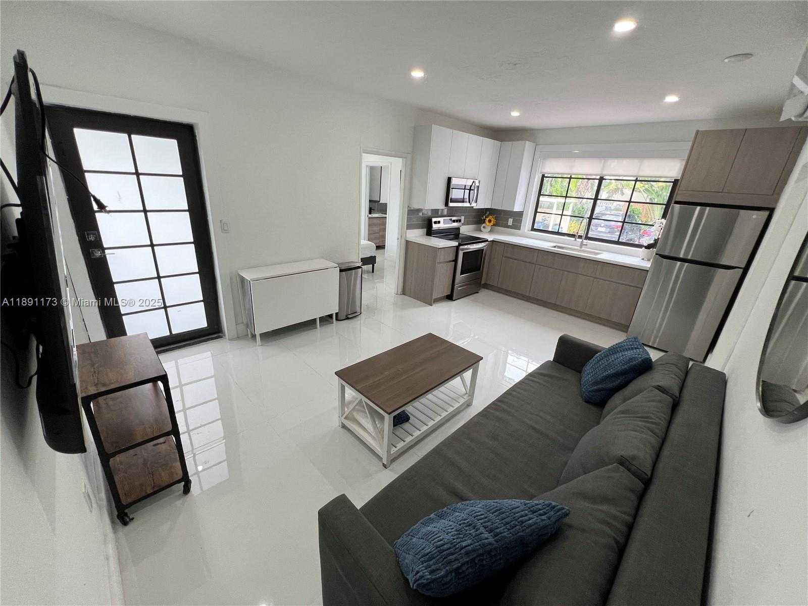 Small Image of 733 MICHIGAN AVE #9, Miami Beach Number 2