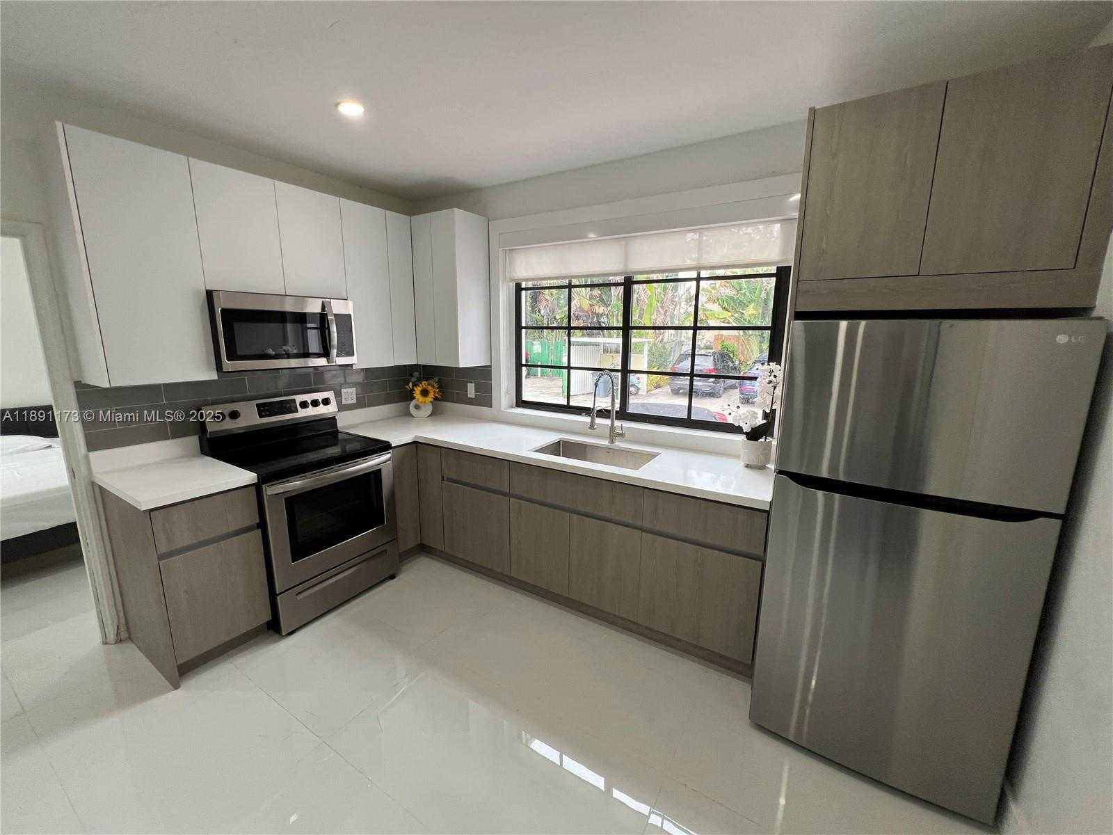 Small Image of 733 MICHIGAN AVE #9, Miami Beach Number 3