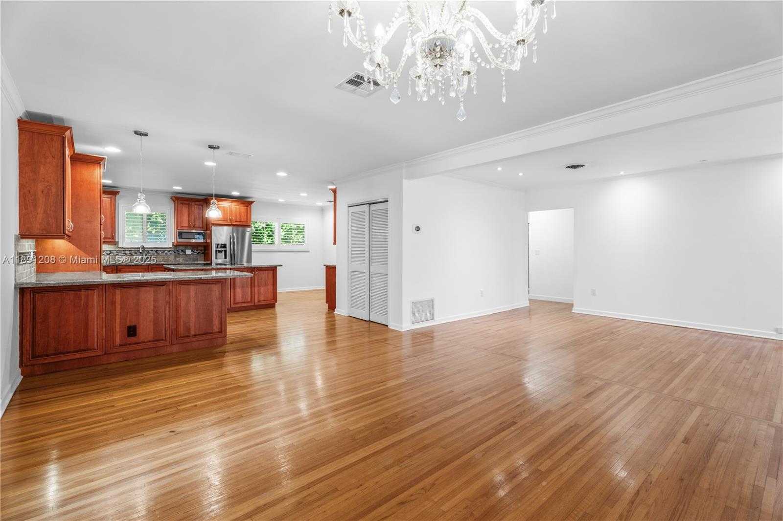 Small Image of 605 ALTARA AVE, Coral Gables Number 7