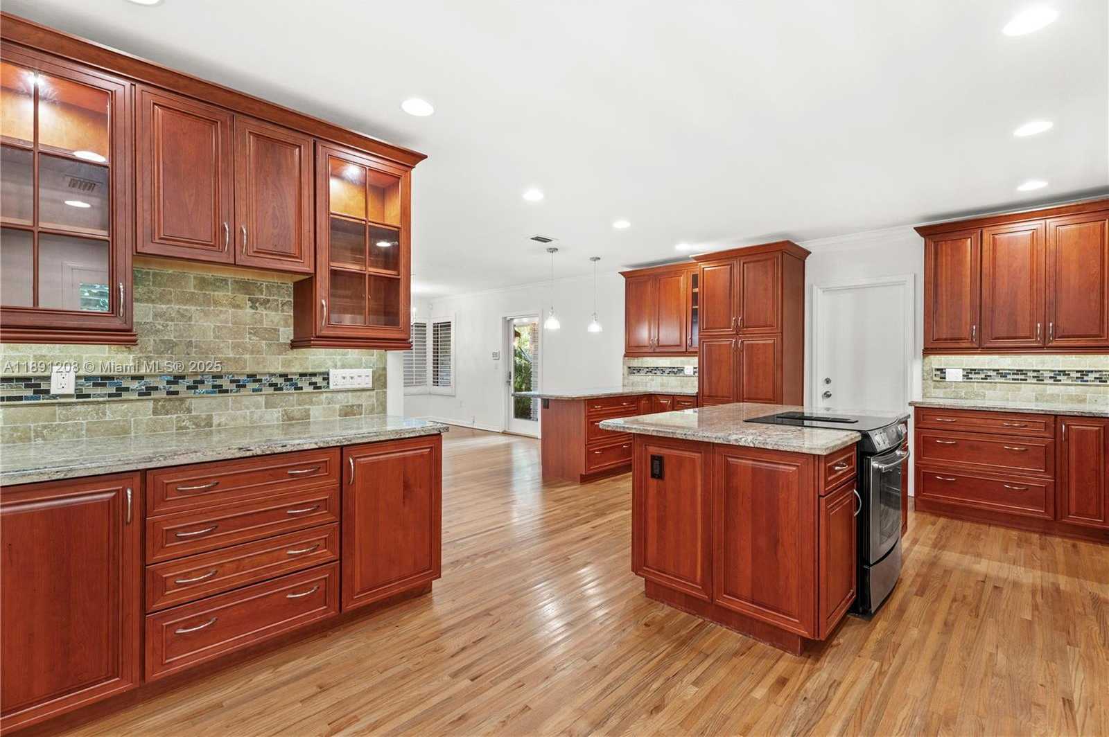 Small Image of 605 ALTARA AVE, Coral Gables Number 8