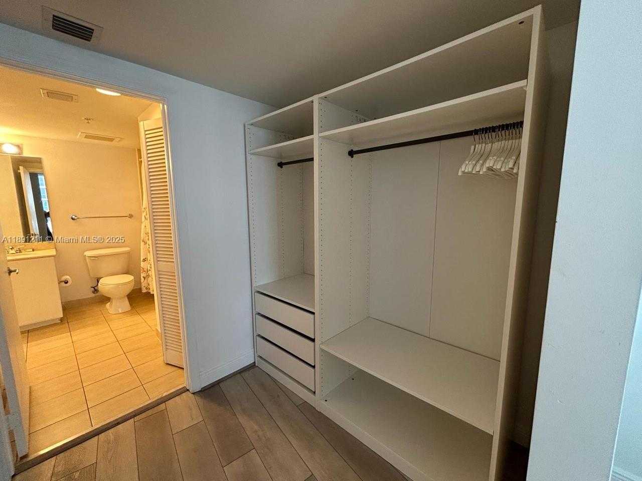 Small Image of 1750 N BAYSHORE DR #4003, Miami Number 9