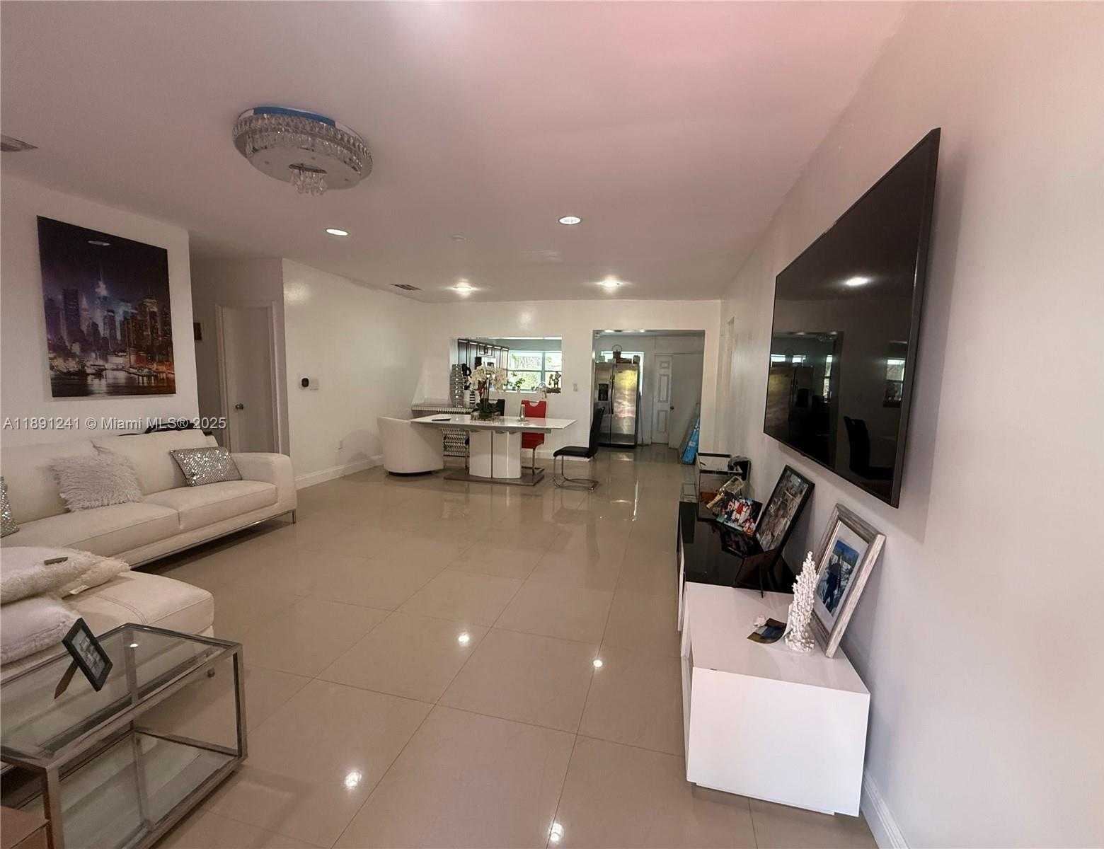 Small Image of 16030 MIAMI DR, North Miami Beach Number 4