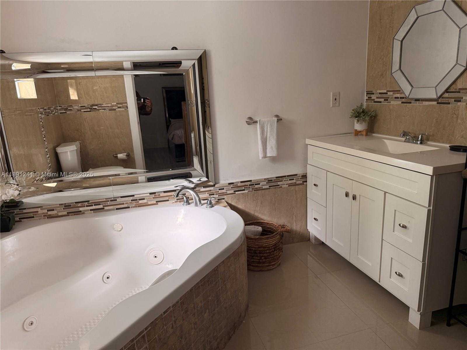 Small Image of 16030 MIAMI DR, North Miami Beach Number 9