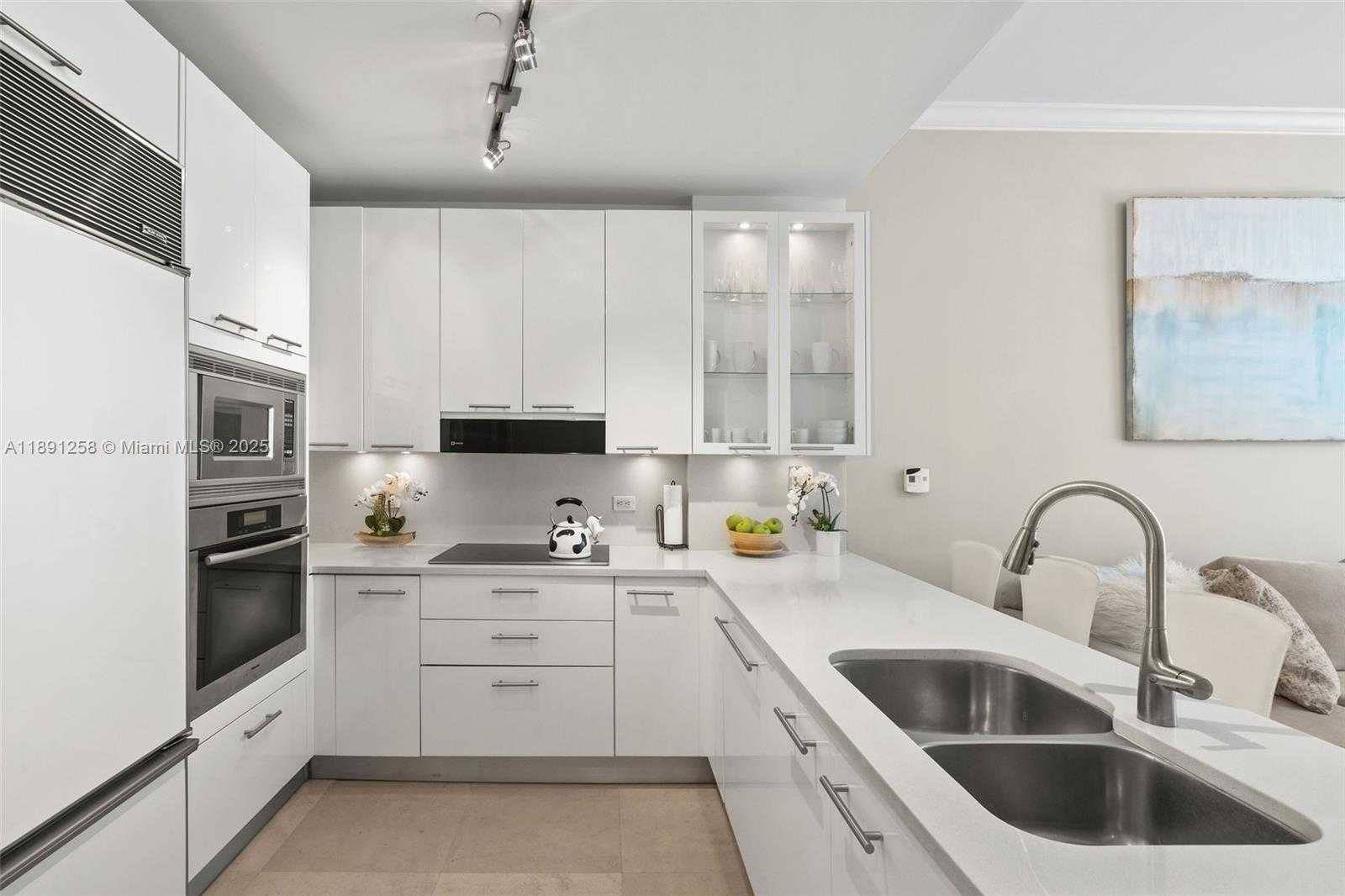 Small Image of 6799 COLLINS AVE #209, Miami Beach Number 2