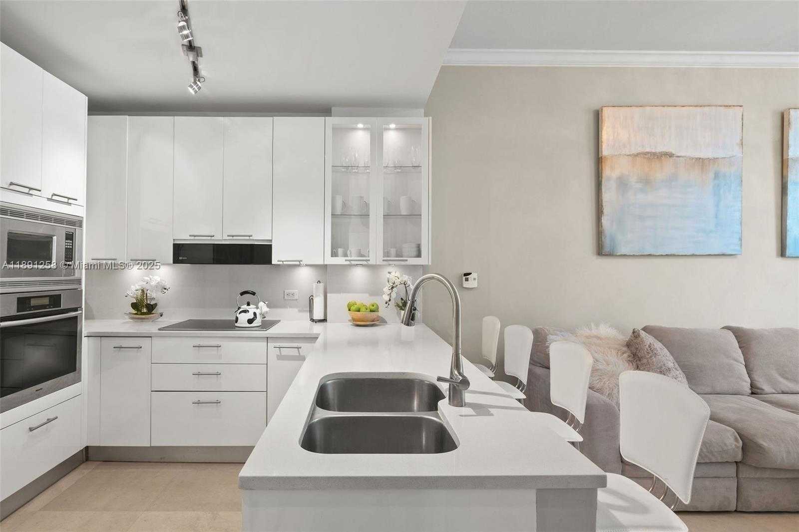 Small Image of 6799 COLLINS AVE #209, Miami Beach Number 4