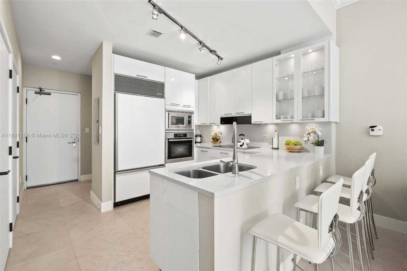 Small Image of 6799 COLLINS AVE #209, Miami Beach Number 5