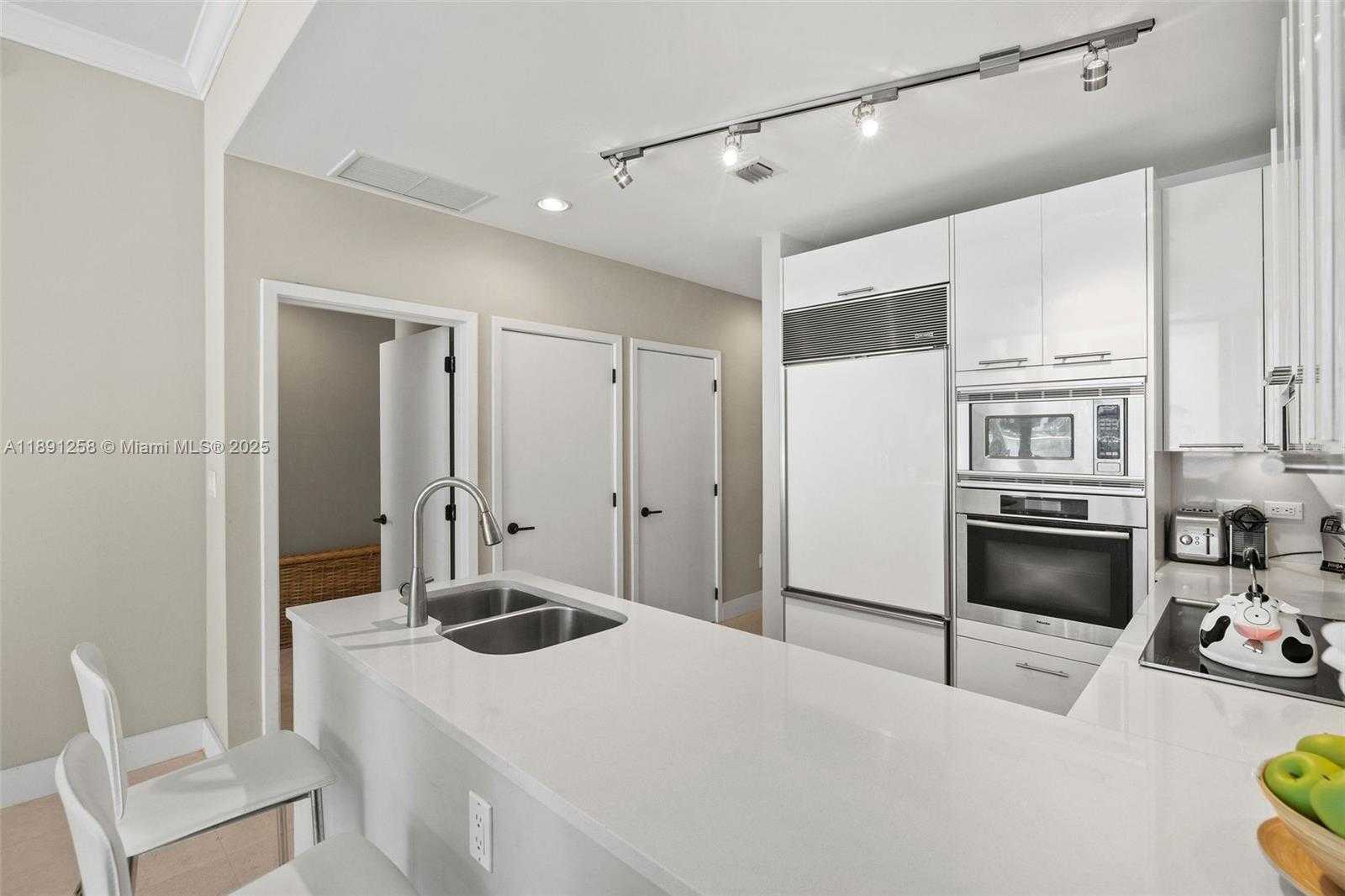Small Image of 6799 COLLINS AVE #209, Miami Beach Number 7