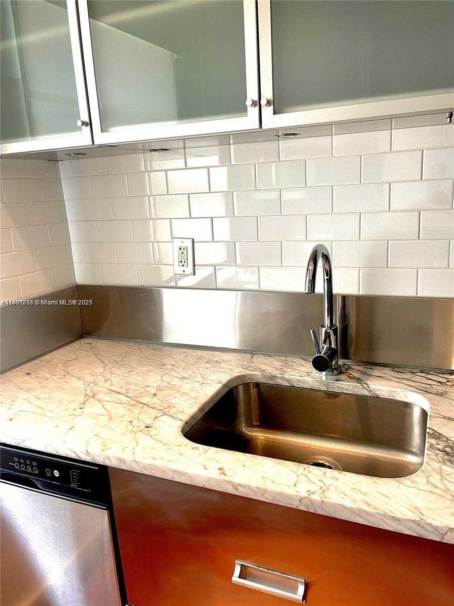 Small Image of 810 PENNSYLVANIA AVE #9, Miami Beach Number 7