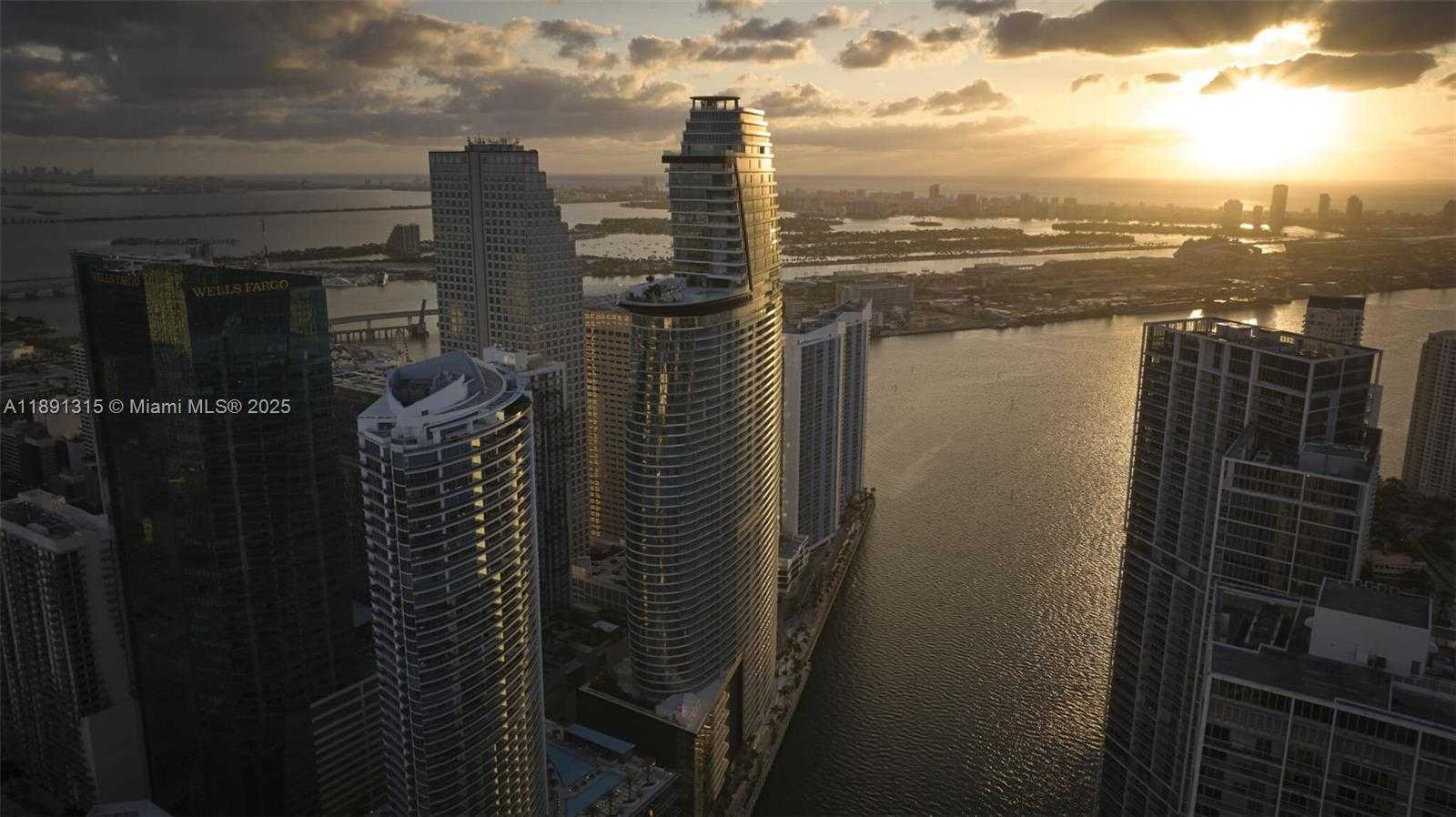 Small Image of 300 BISCAYNE BOULEVARD WAY #1705W, Miami Number 2