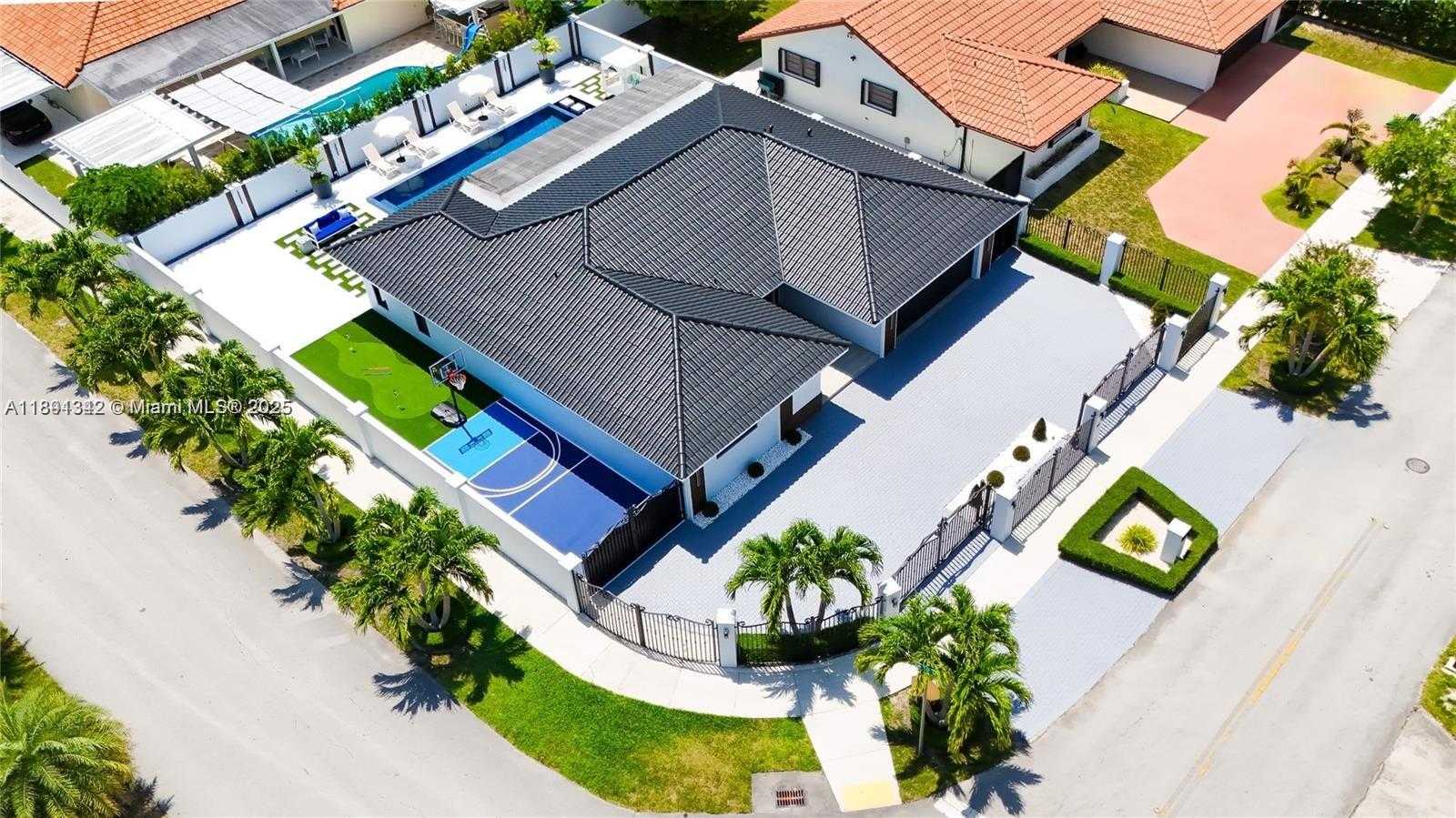 Small Image of 3221 SOUTH WEST 140TH AVE, Miami Number 2