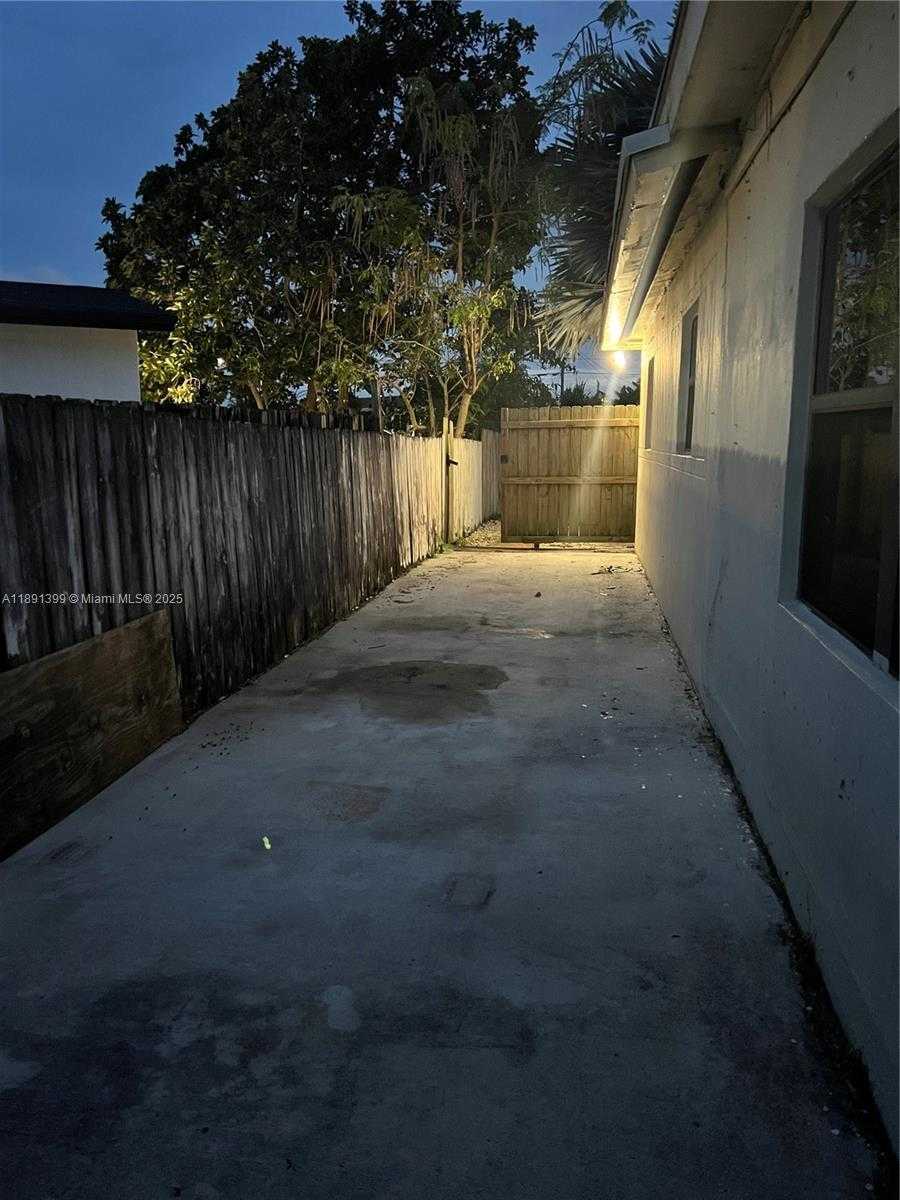 Small Image of 11821 SOUTH WEST 185TH TER, Miami Number 19