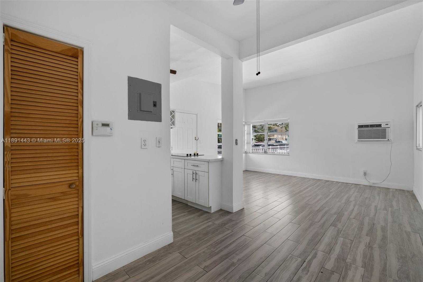 Small Image of 8135 CRESPI BLVD #1, Miami Beach Number 11