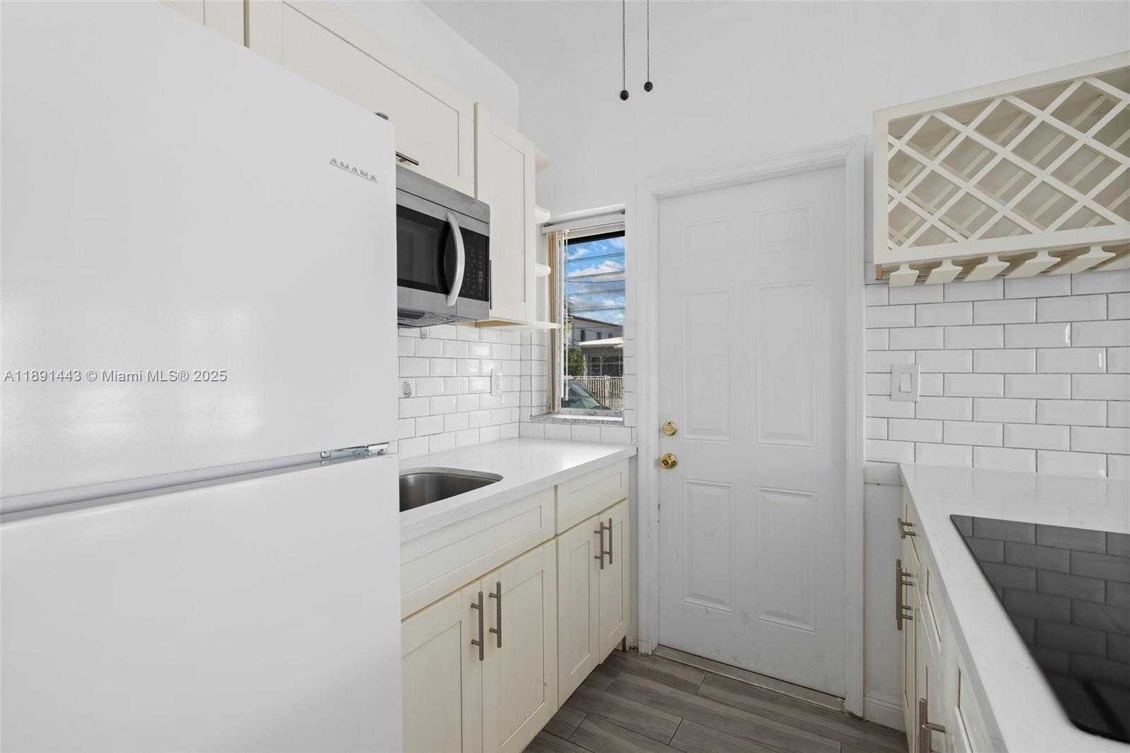 Small Image of 8135 CRESPI BLVD #1, Miami Beach Number 3