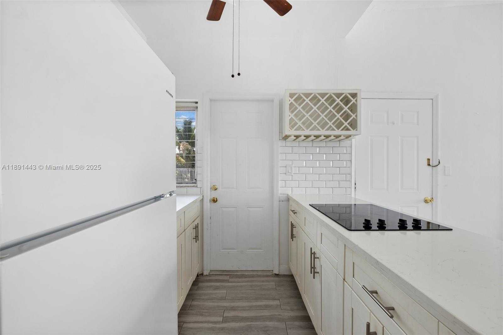 Small Image of 8135 CRESPI BLVD #1, Miami Beach Number 4