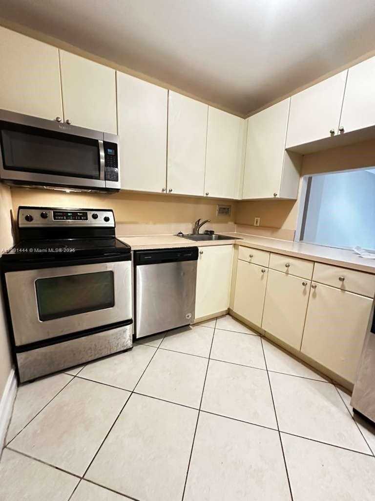 Small Image of 1455 NORTH TREASURE DR #2N, North Bay Village Number 5