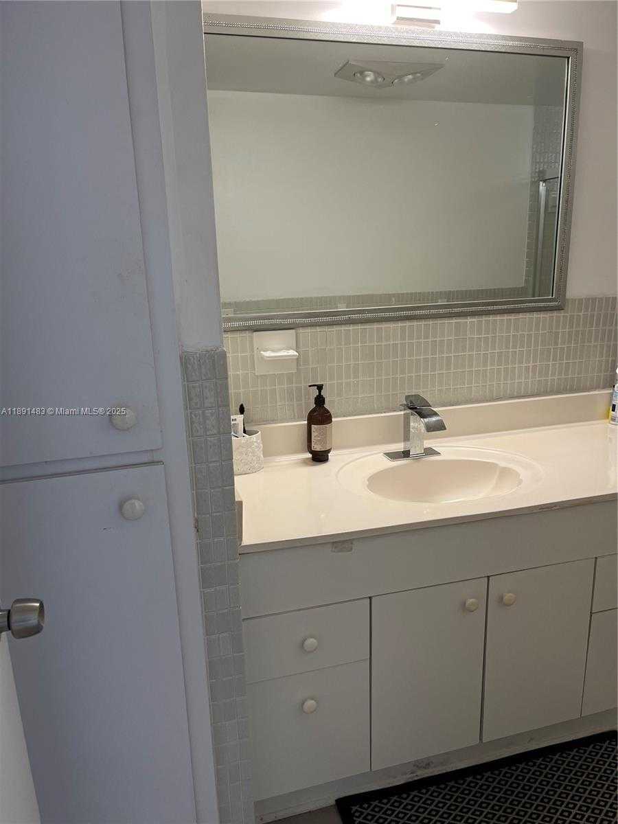 Small Image of 2910 POINT EAST DR #M601, Aventura Number 9
