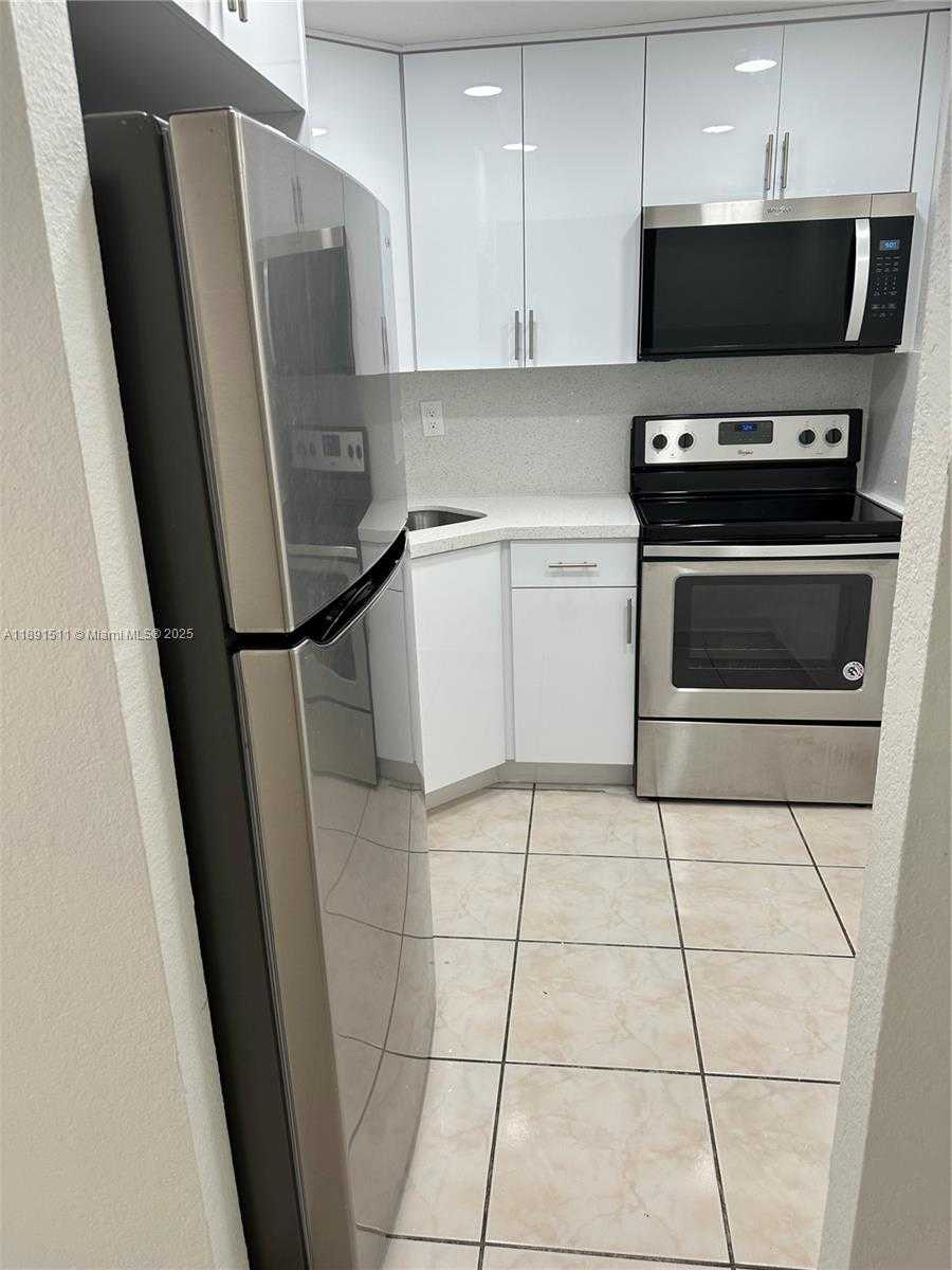 Small Image of 606 WEST 81ST ST #331, Hialeah Number 2