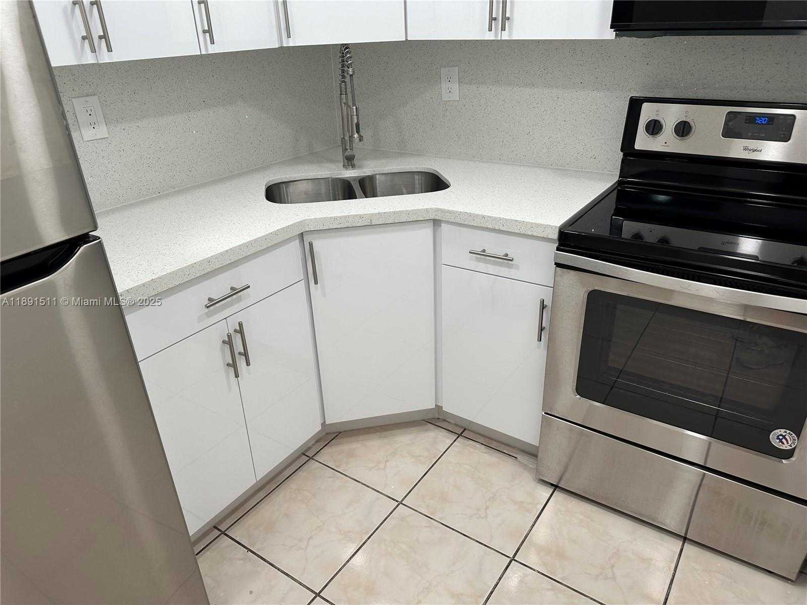 Small Image of 606 WEST 81ST ST #331, Hialeah Number 3