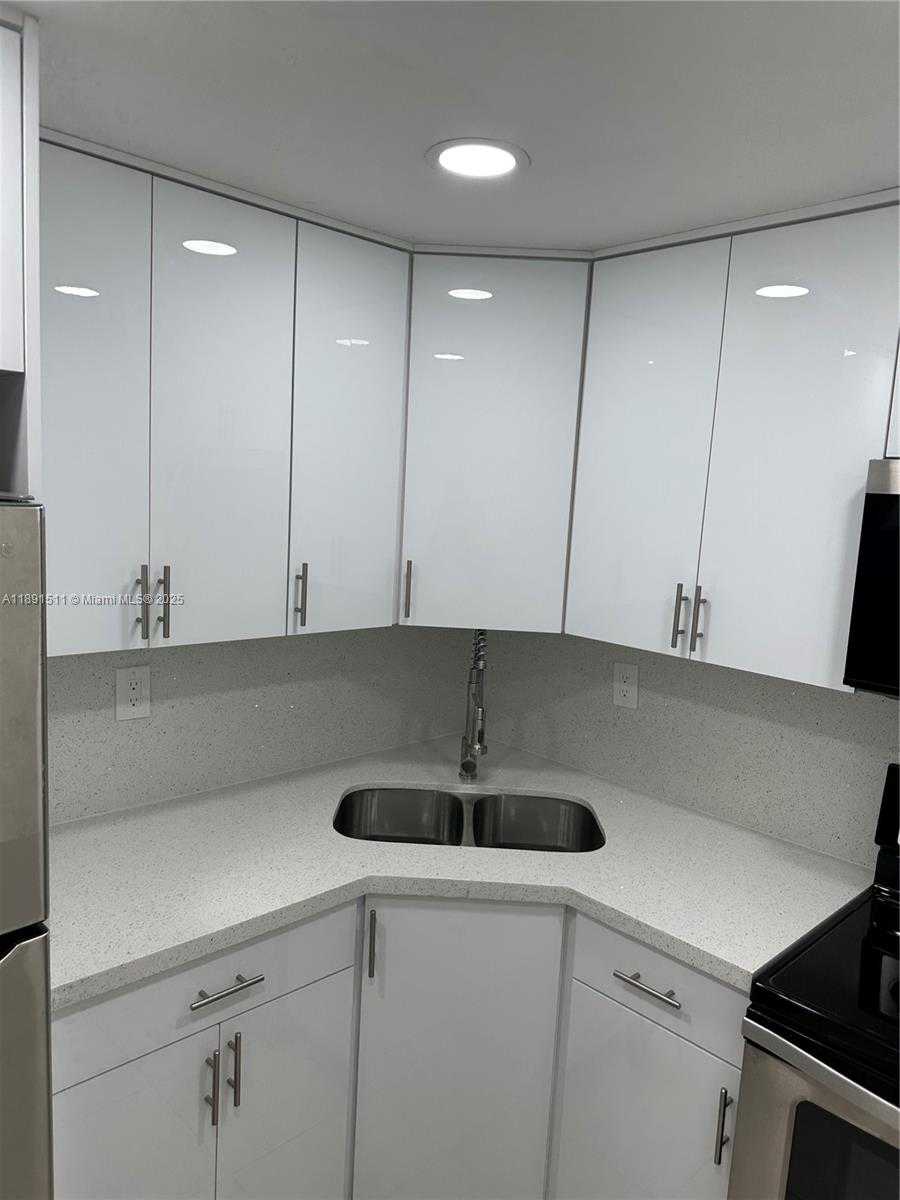 Small Image of 606 WEST 81ST ST #331, Hialeah Number 5