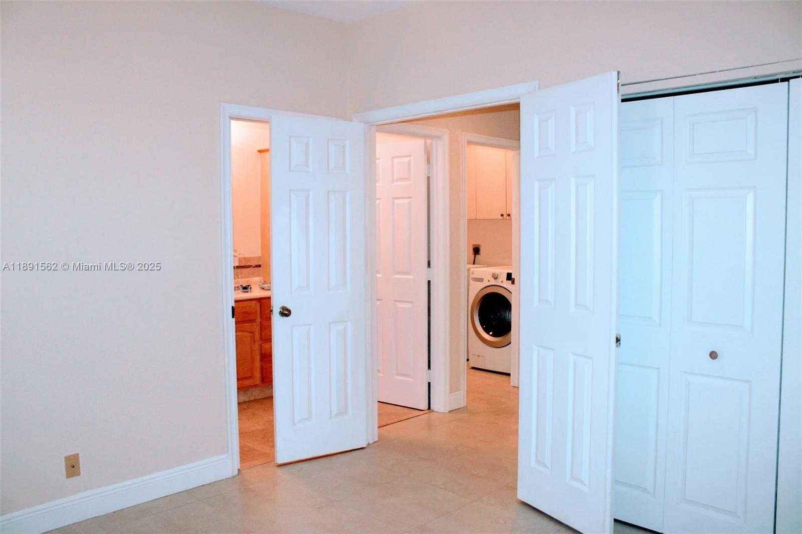 Small Image of 11151 MINNEAPOLIS DR, Cooper City Number 29