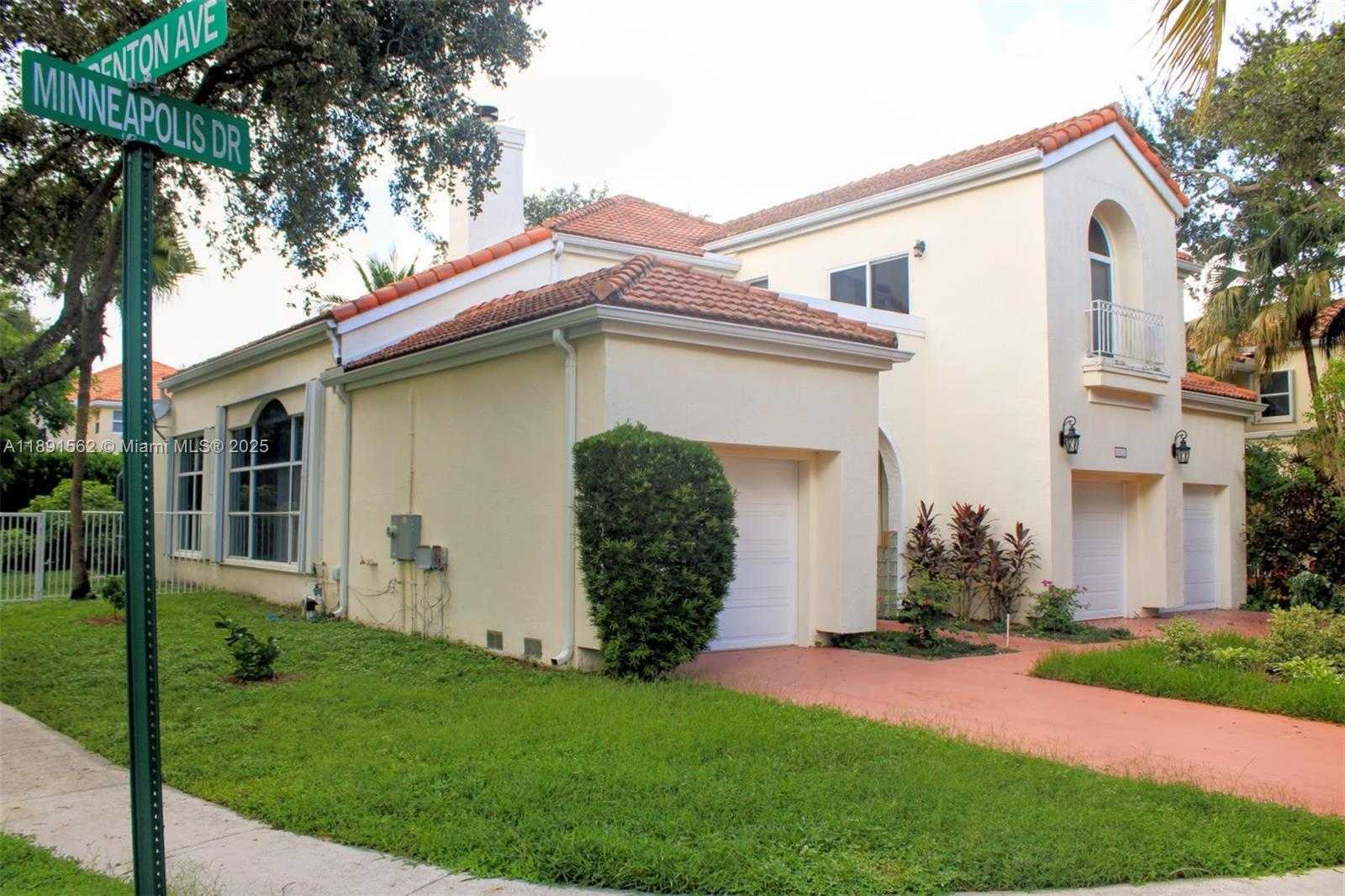 Small Image of 11151 MINNEAPOLIS DR, Cooper City Number 4