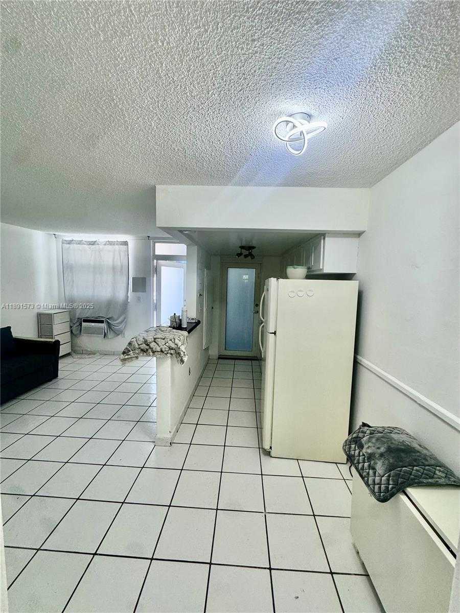Small Image of 335 COLLINS AVE #302, Miami Beach Number 2
