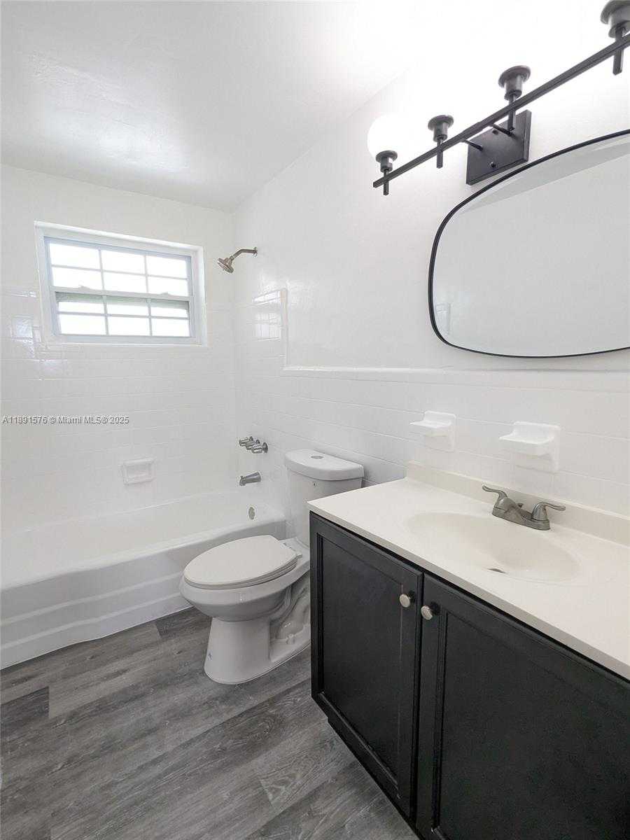Small Image of 7805 CRESPI BLVD #2, Miami Beach Number 8