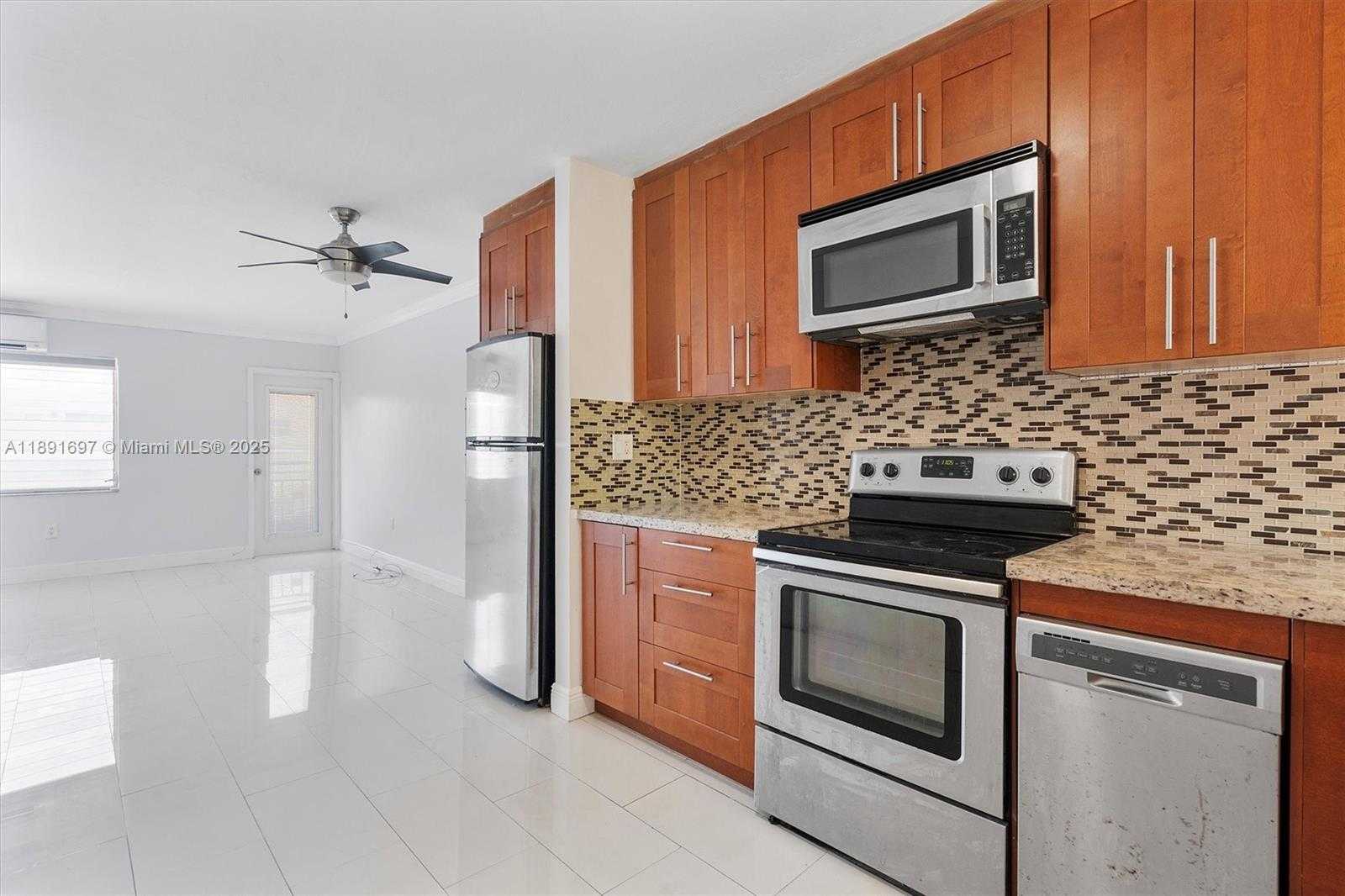 Small Image of 851 MERIDIAN AVE #24, Miami Beach Number 3