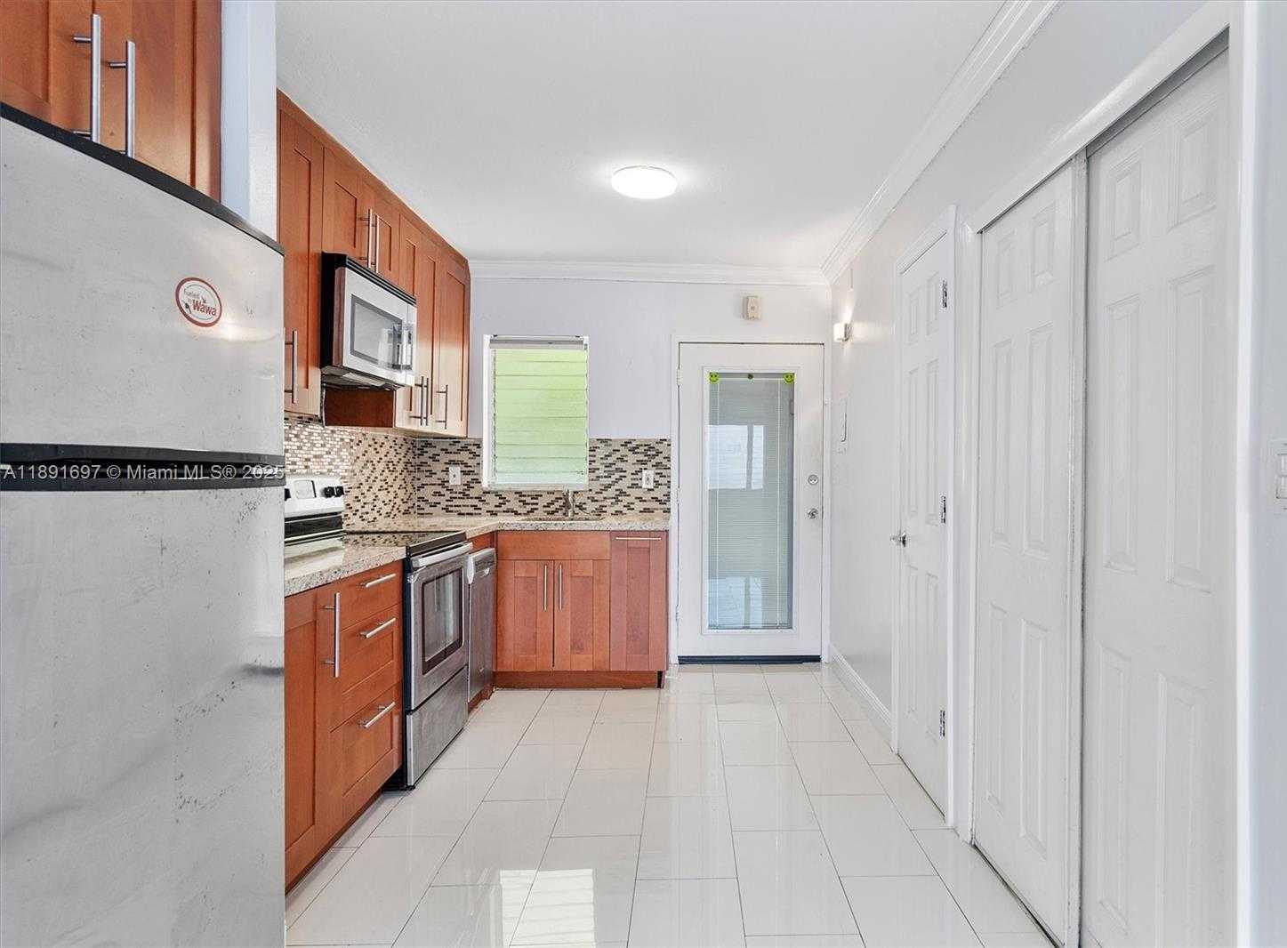 Small Image of 851 MERIDIAN AVE #24, Miami Beach Number 4