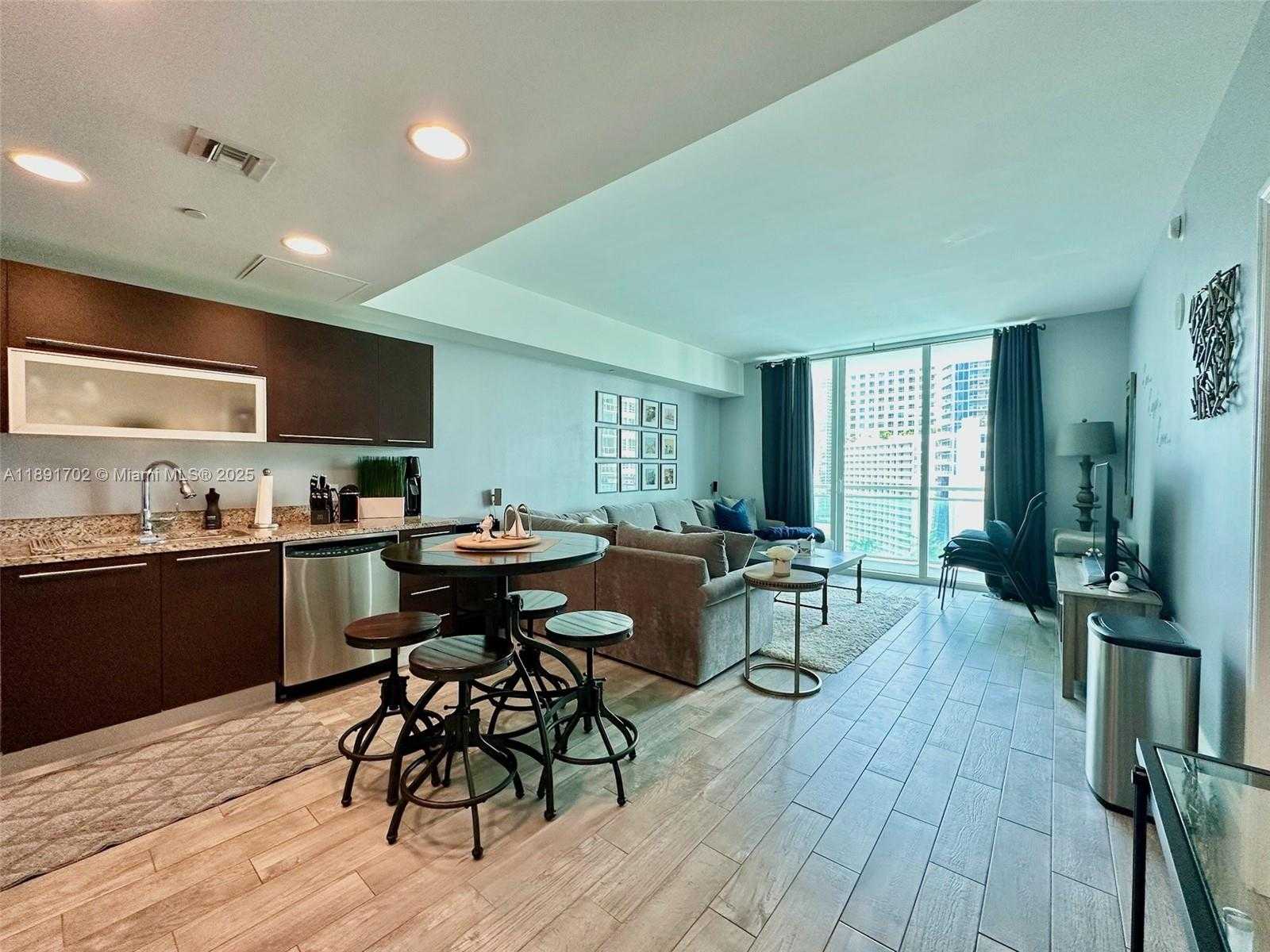 Small Image of 950 BRICKELL BAY DR #1509, Miami Number 2