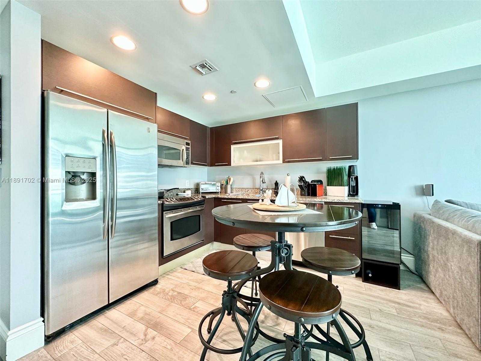 Small Image of 950 BRICKELL BAY DR #1509, Miami Number 3